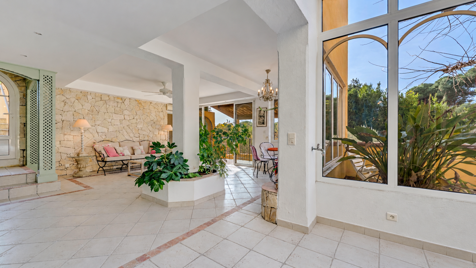 mansion 14 Rooms for sale on STE MAXIME (83120)
