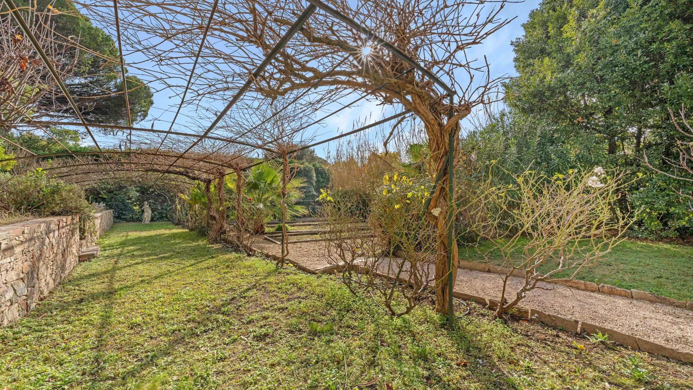 mansion 14 Rooms for sale on STE MAXIME (83120)