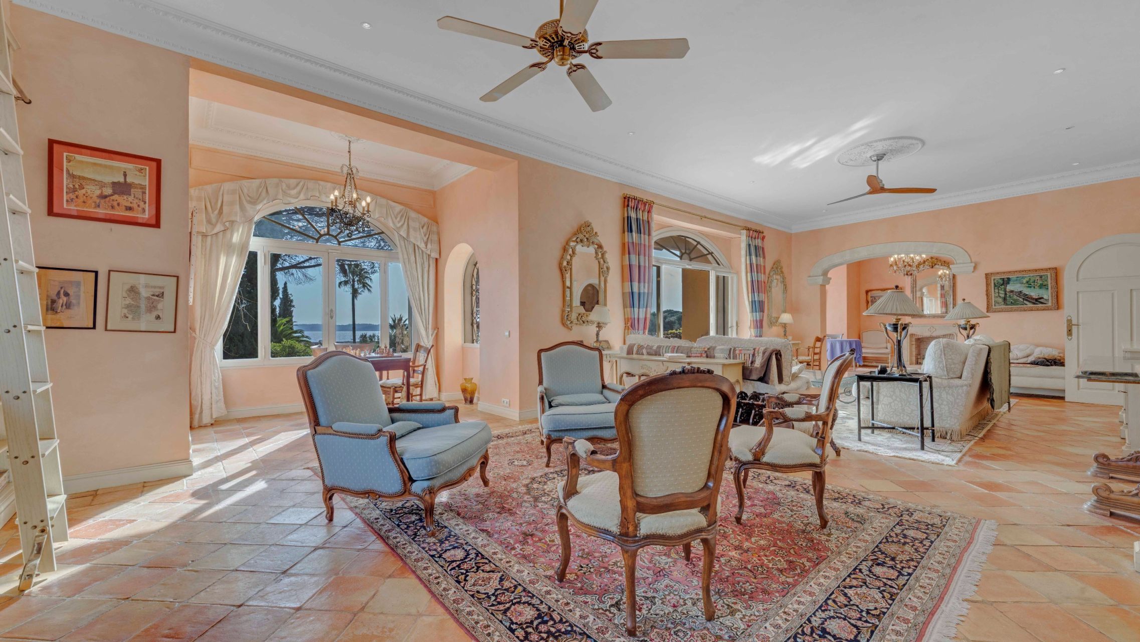 mansion 14 Rooms for sale on STE MAXIME (83120)