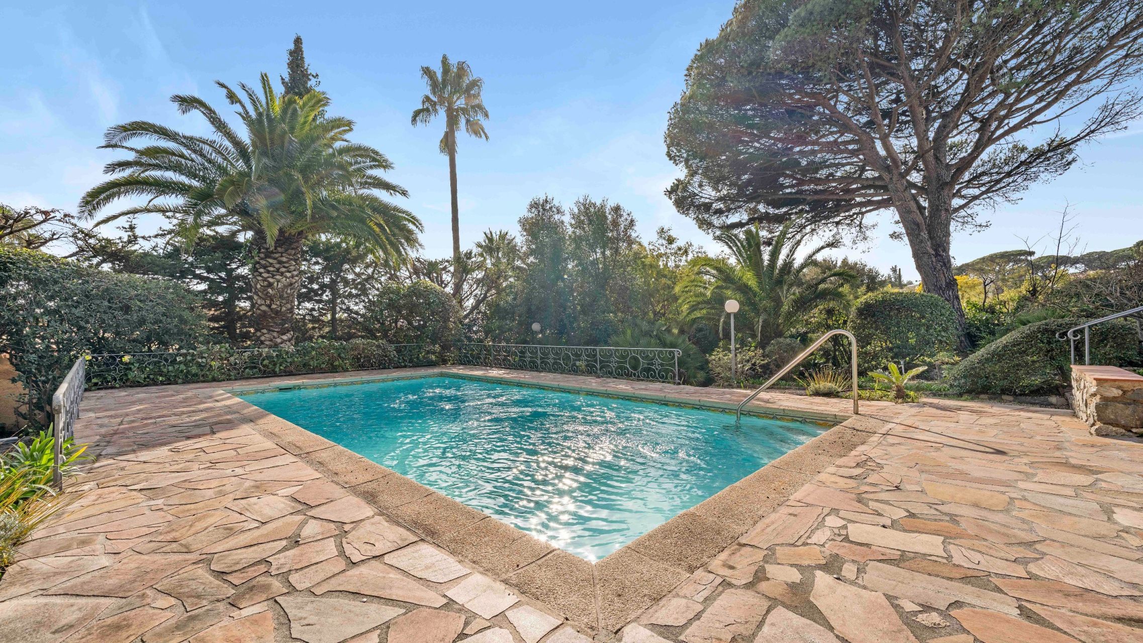 mansion 14 Rooms for sale on STE MAXIME (83120)