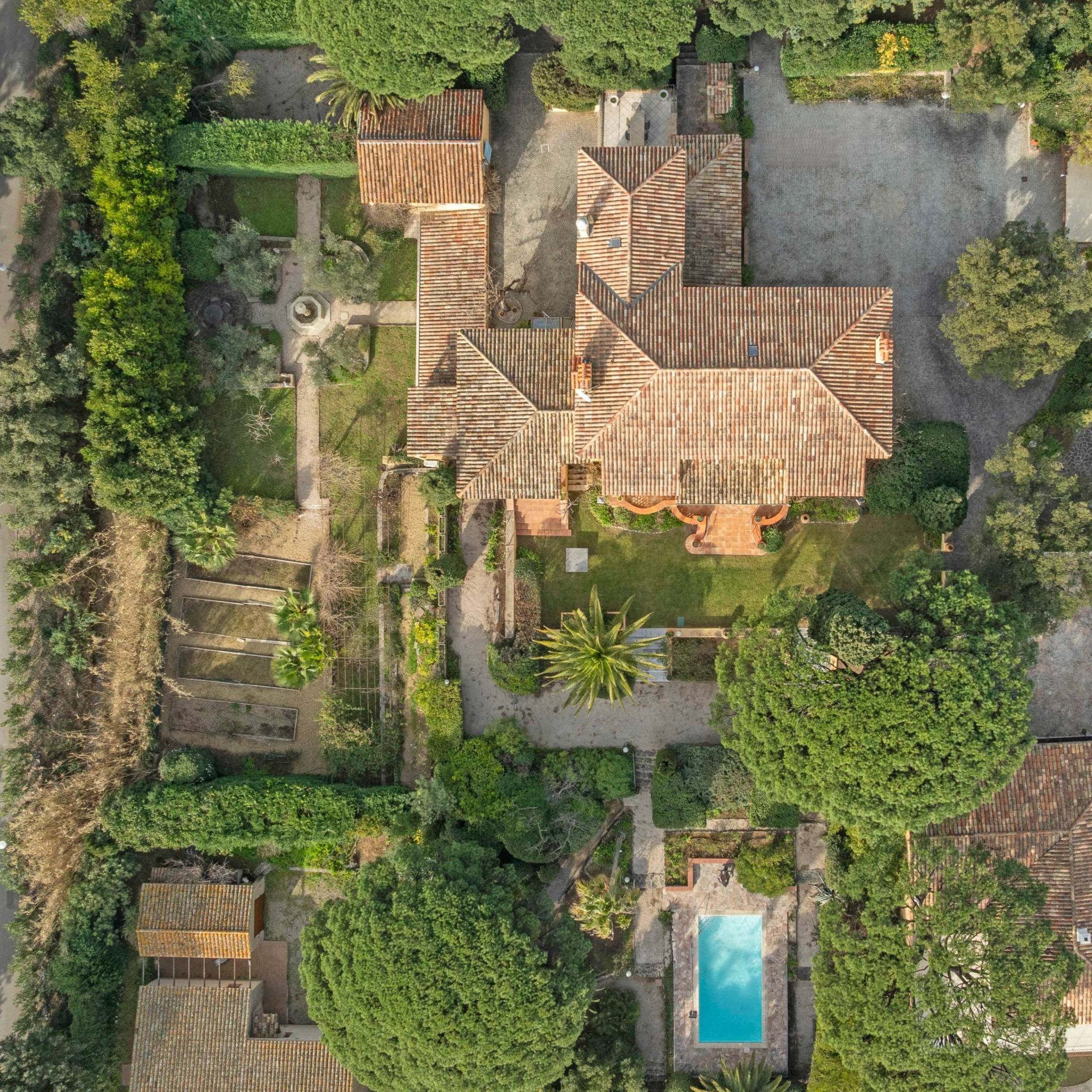 mansion 14 Rooms for sale on STE MAXIME (83120)