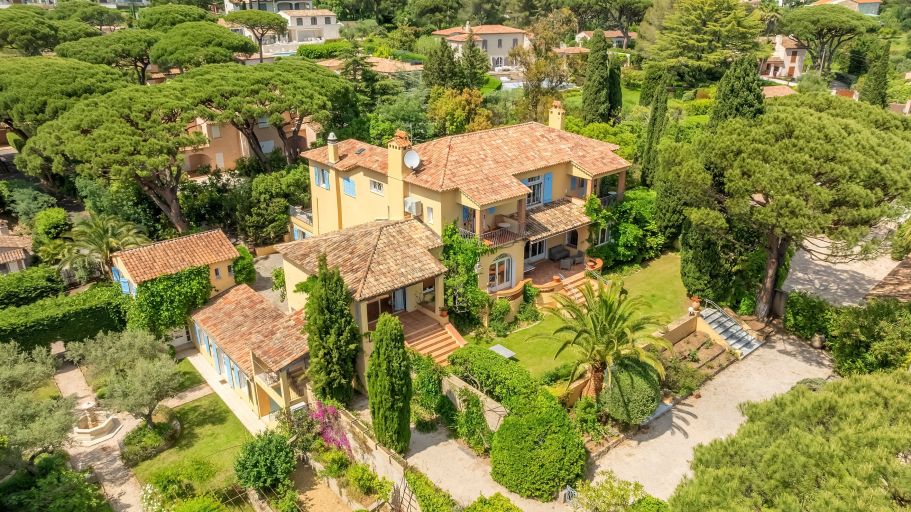 mansion 14 Rooms for sale on STE MAXIME (83120)