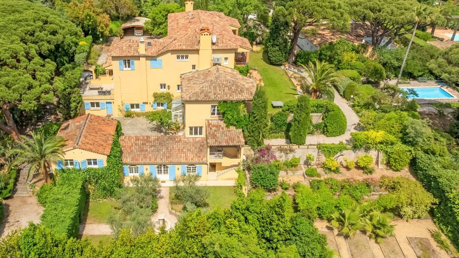 mansion 14 Rooms for sale on STE MAXIME (83120)