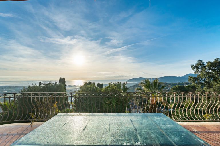 villa 8 Pièces en vente sur MANDELIEU LA NAPOULE (06210)