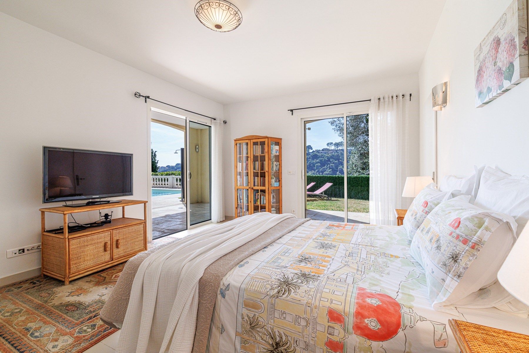 villa 7 Rooms for sale on CAGNES SUR MER (06800)