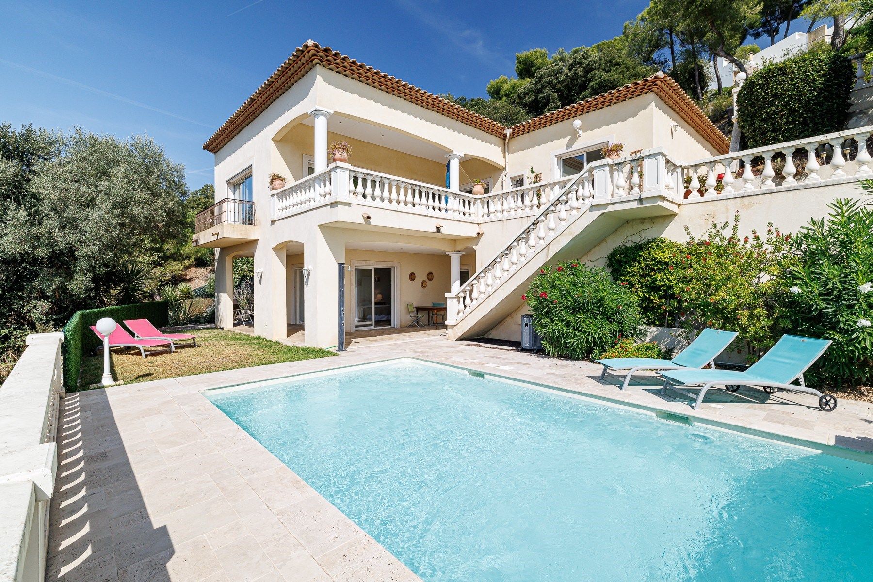 villa 7 Rooms for sale on CAGNES SUR MER (06800)