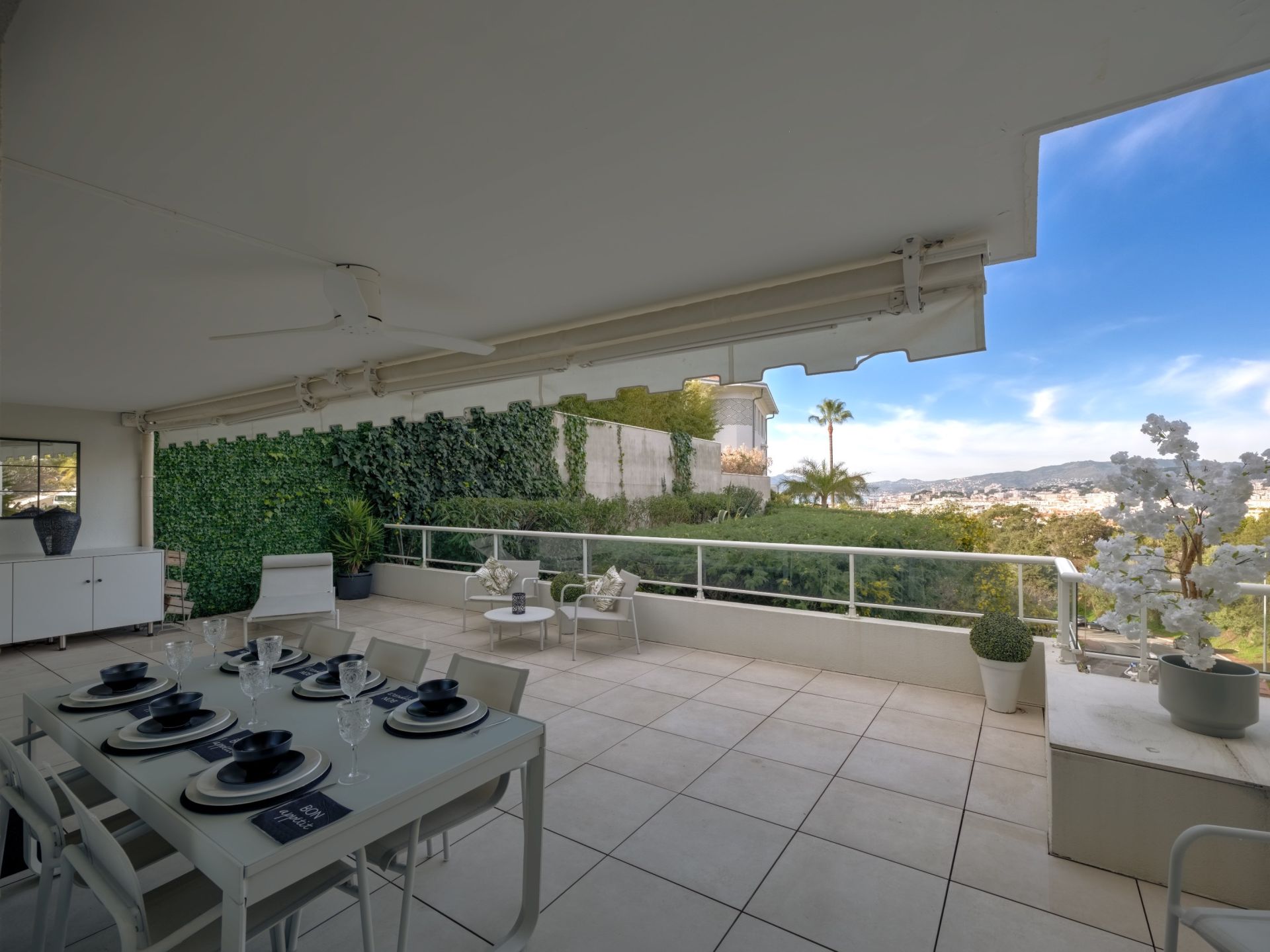 apartment 3 Rooms for sale on CANNES (06400)