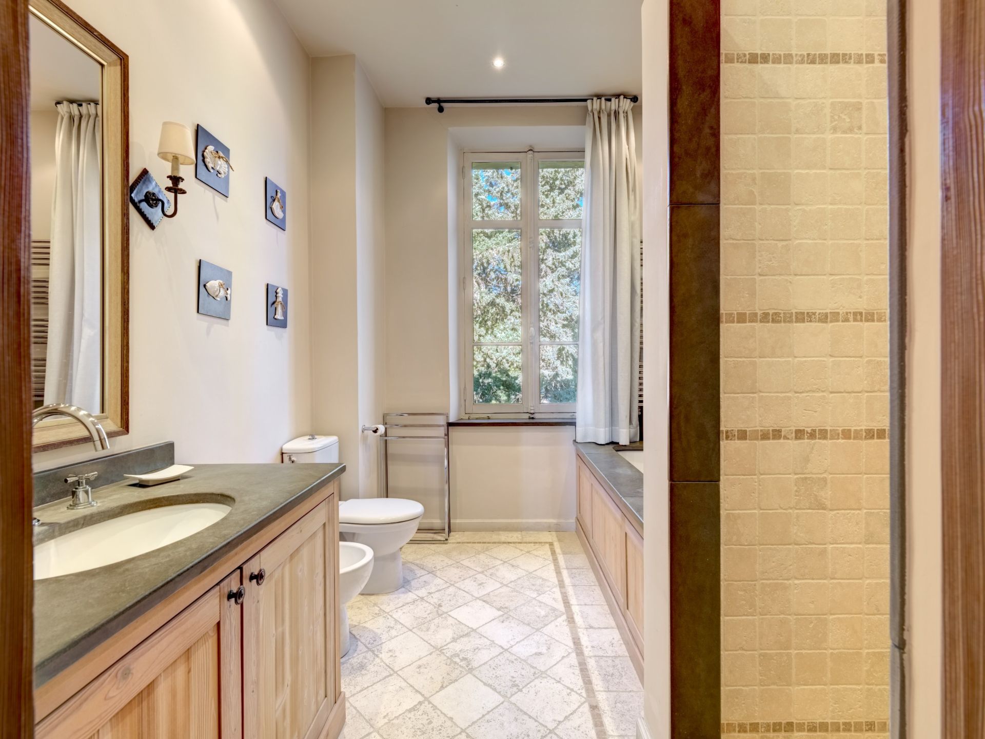 provencal house 7 Rooms for sale on CANNES (06400)