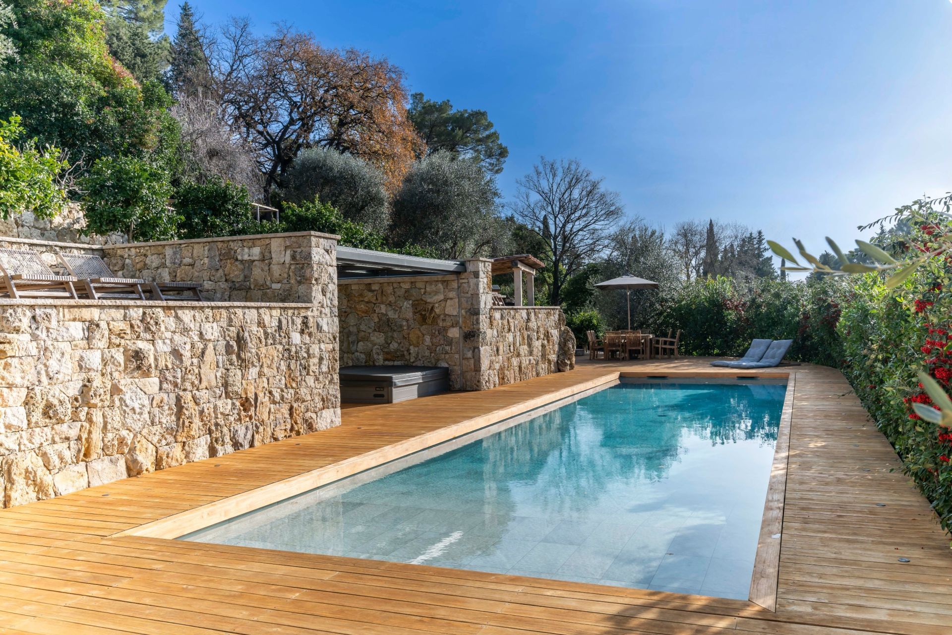 villa 6 Rooms for sale on MOUGINS (06250)