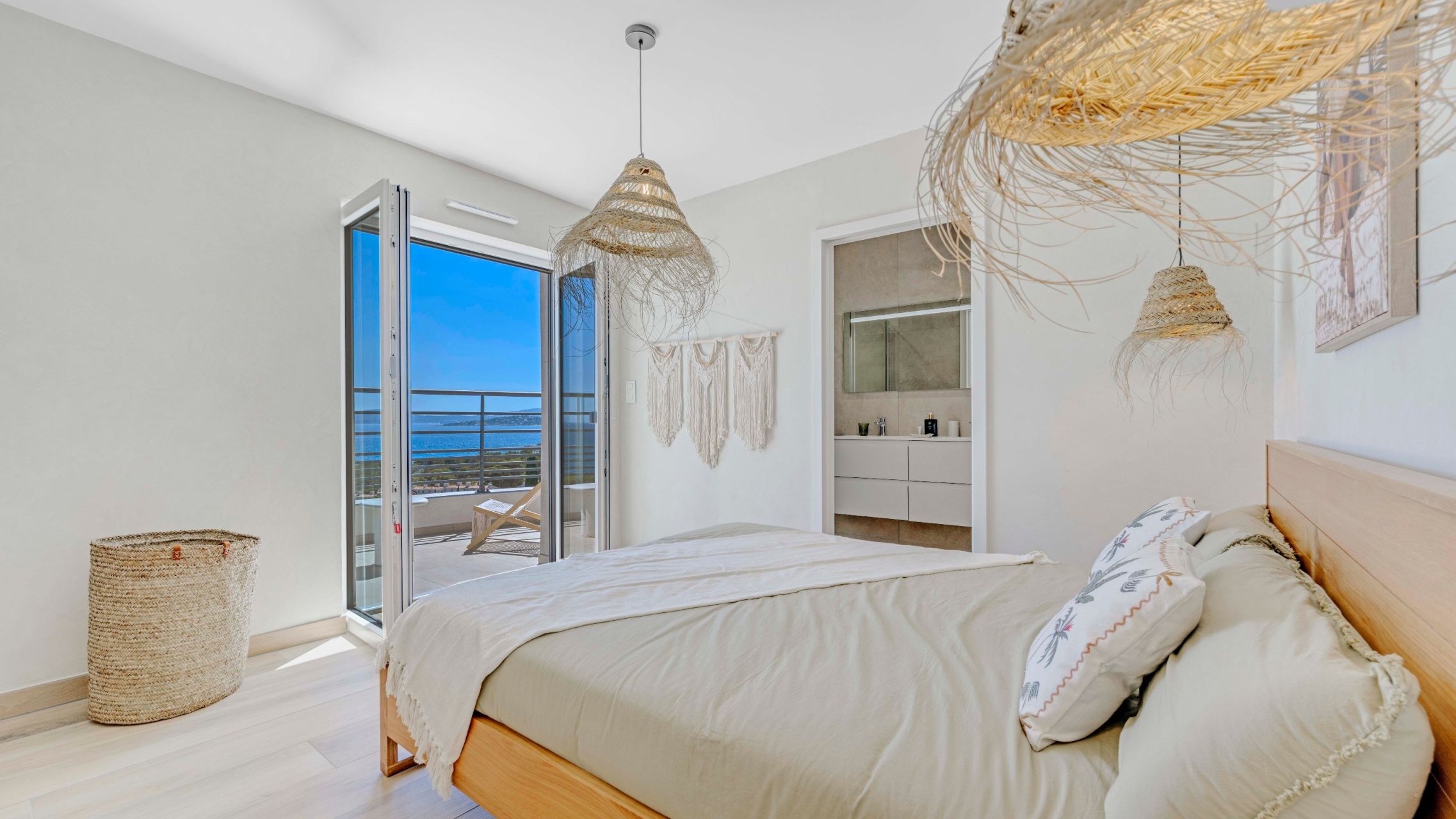 villa 6 Rooms for sale on LES ISSAMBRES (83380)