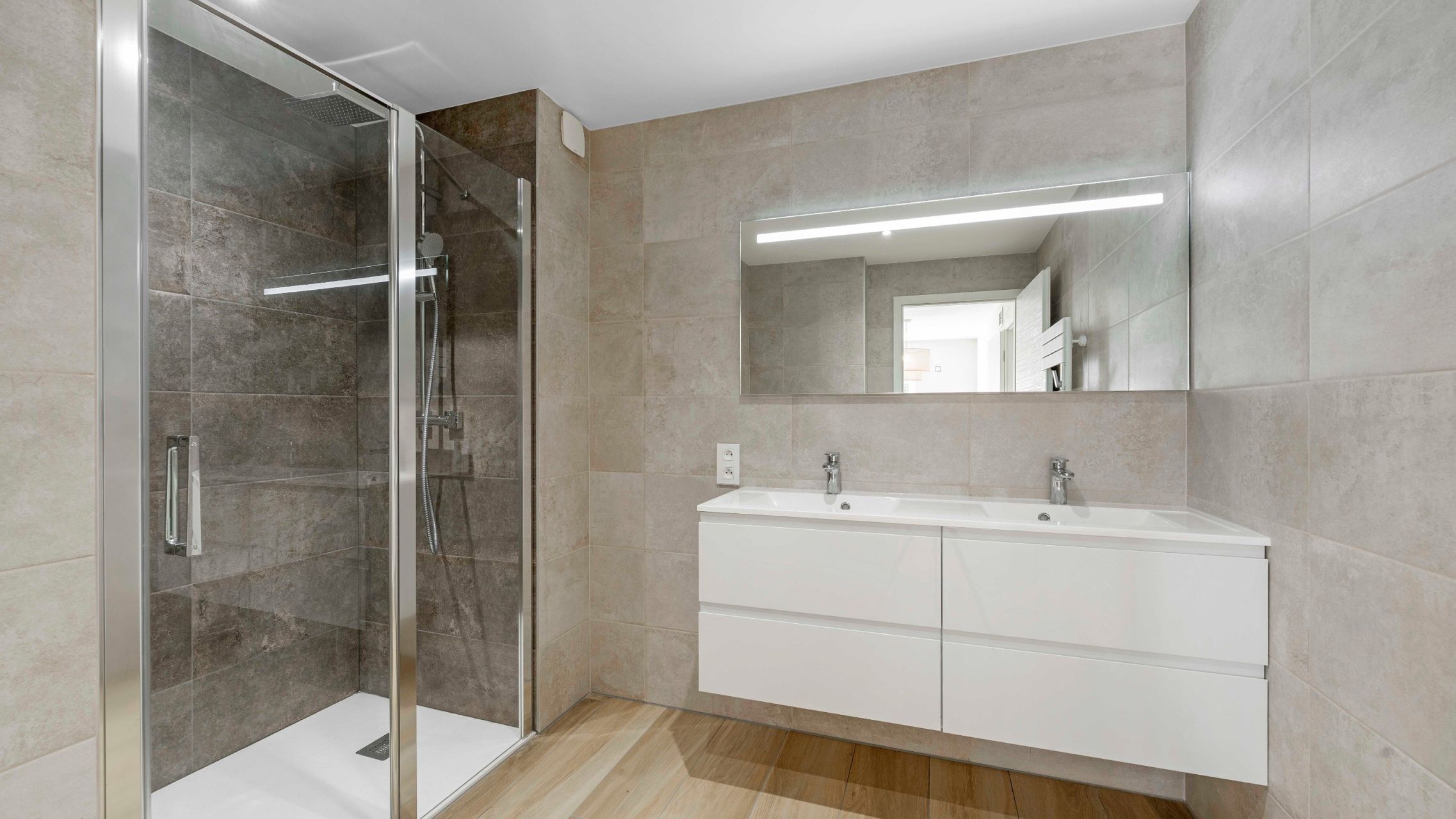 villa 6 Rooms for sale on LES ISSAMBRES (83380)