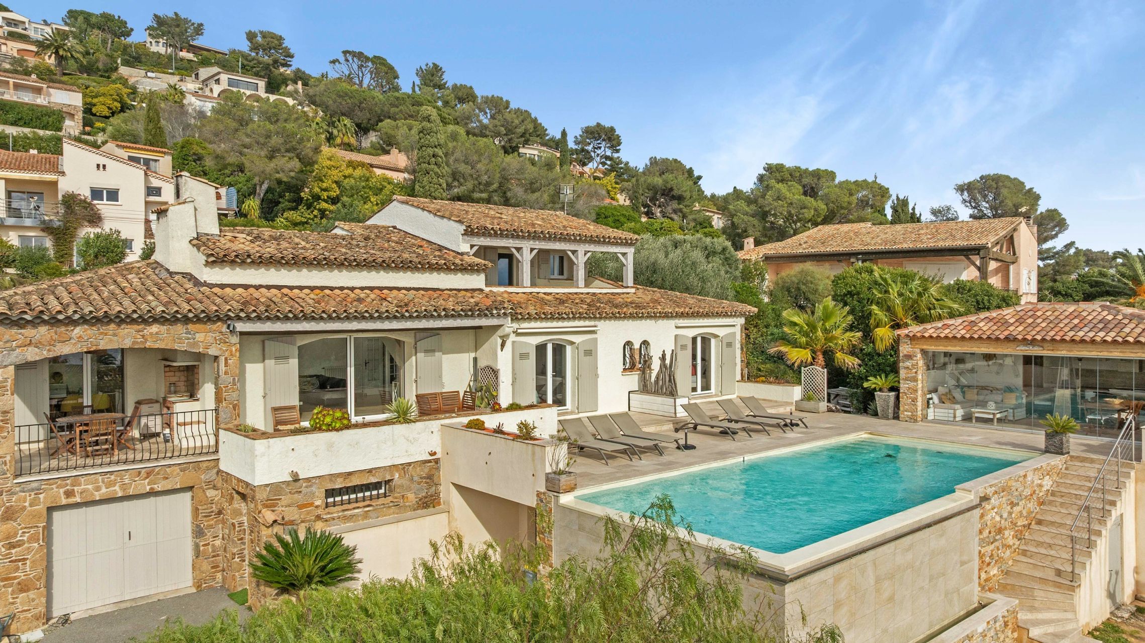 villa 10 Rooms for sale on LES ISSAMBRES (83380)