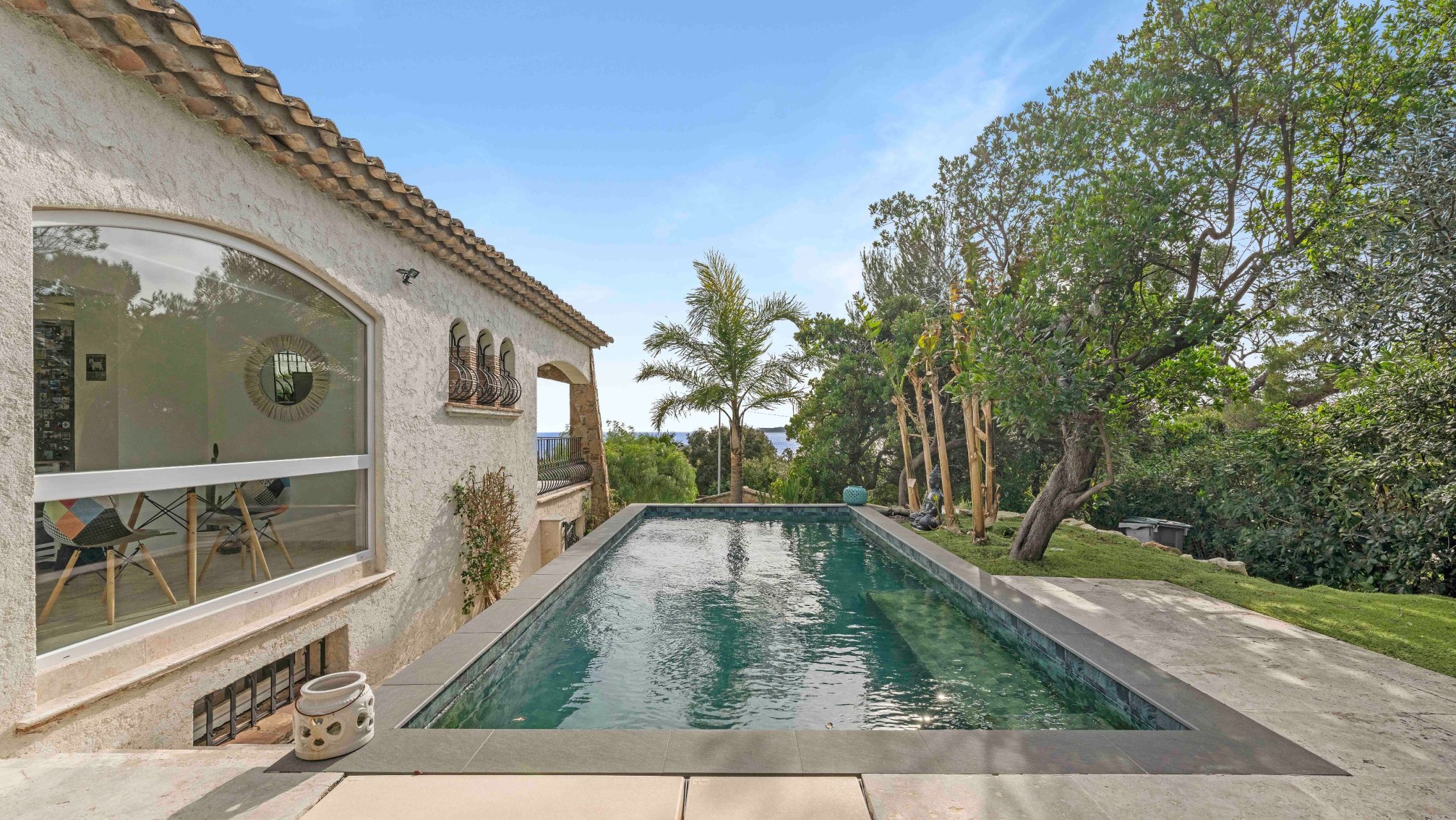 villa 10 Rooms for sale on LES ISSAMBRES (83380)