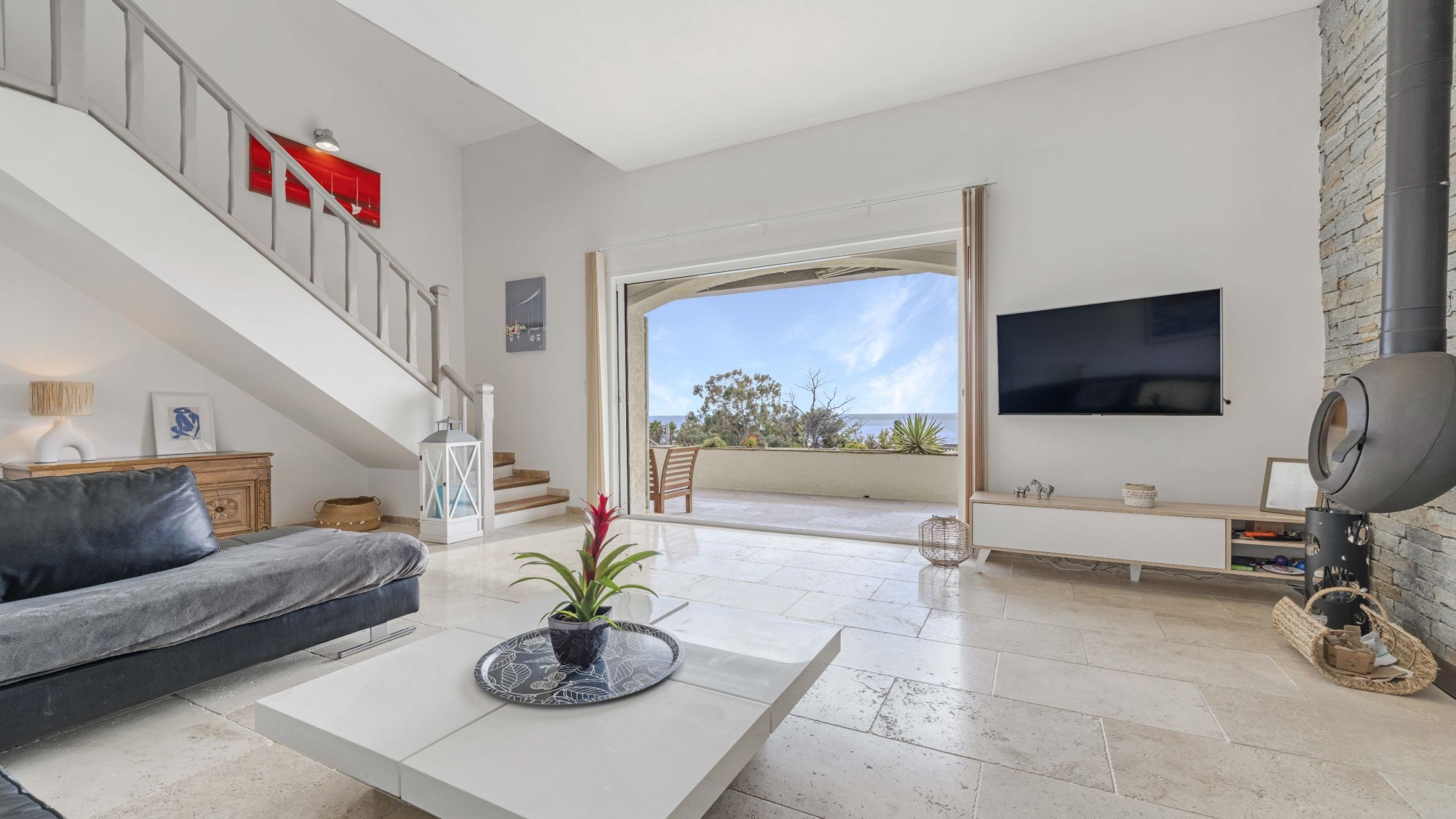 villa 10 Rooms for sale on LES ISSAMBRES (83380)