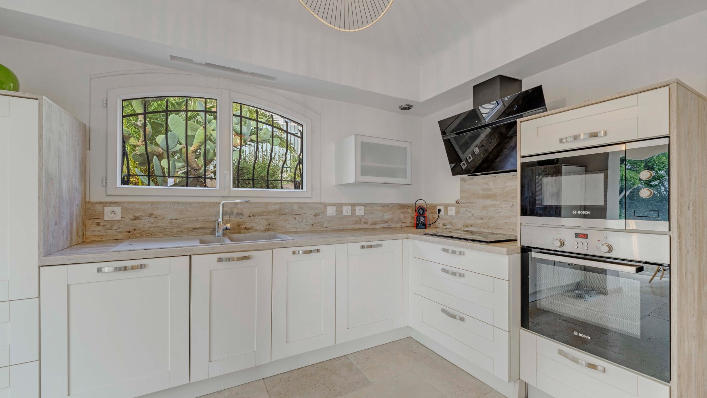 villa 10 Rooms for sale on LES ISSAMBRES (83380)