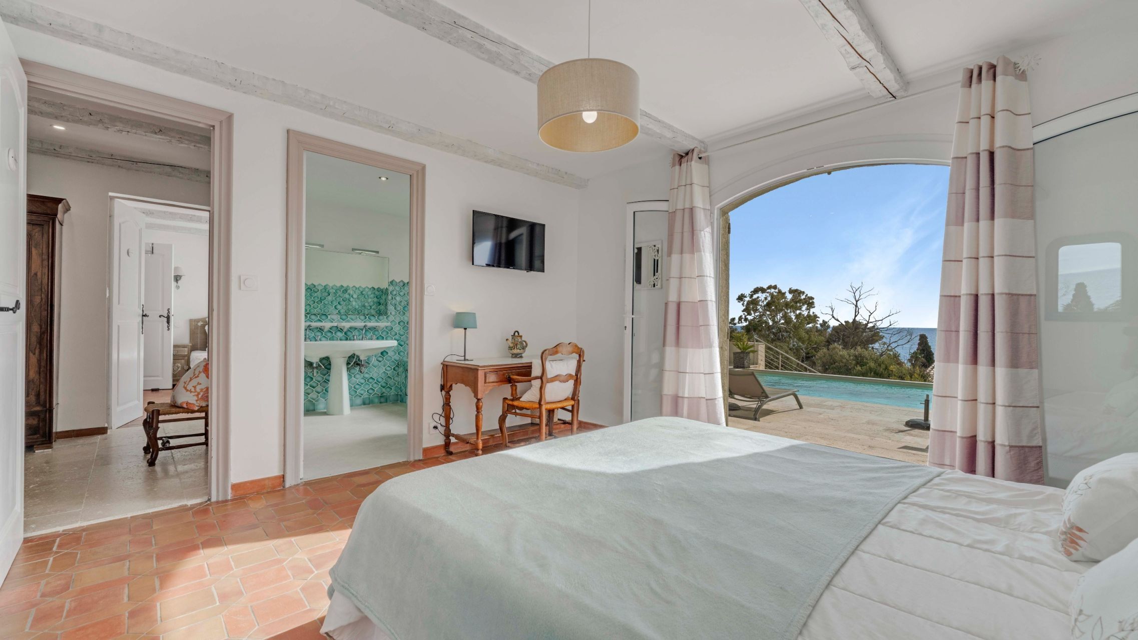 villa 10 Rooms for sale on LES ISSAMBRES (83380)
