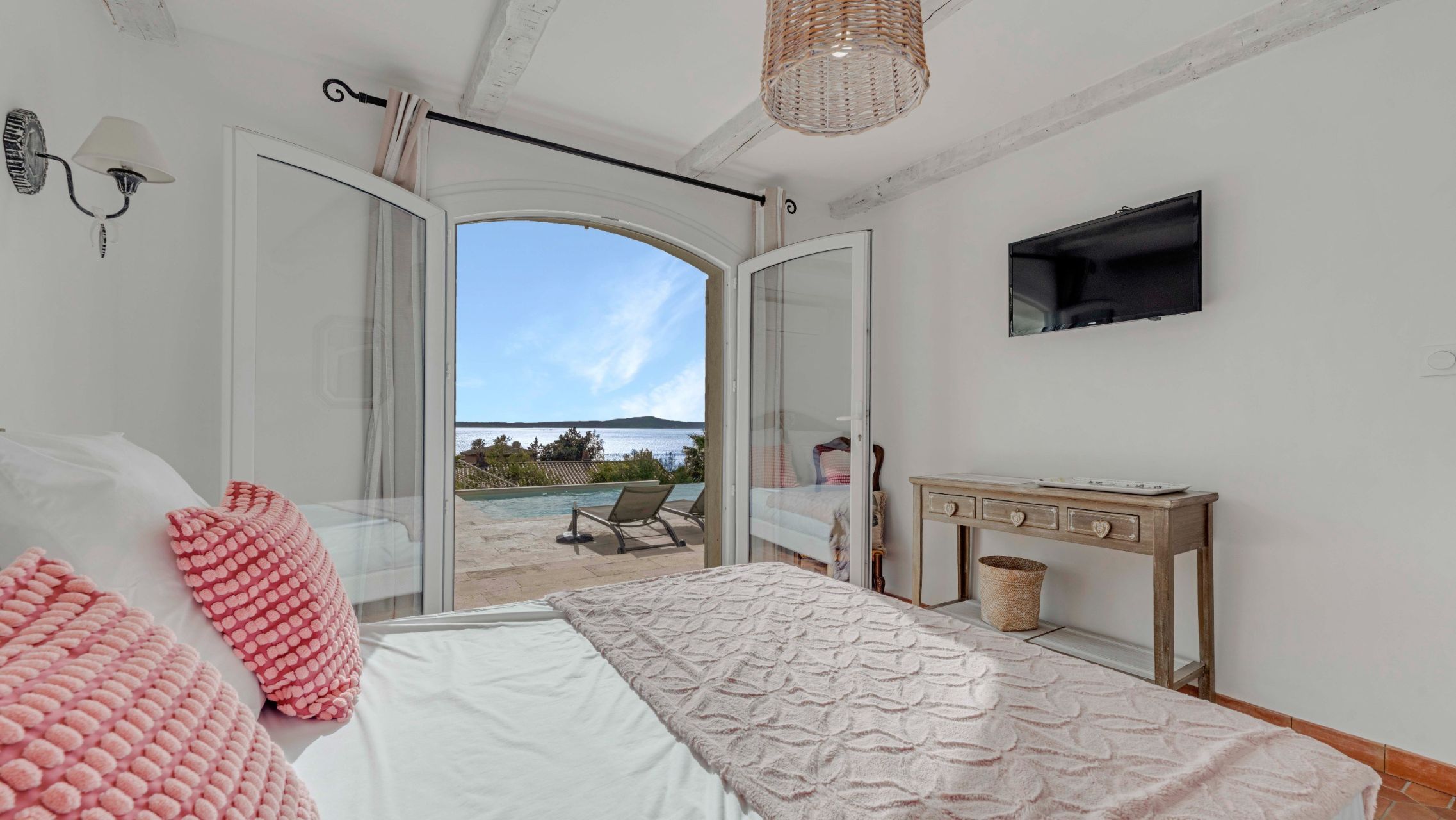 villa 10 Rooms for sale on LES ISSAMBRES (83380)