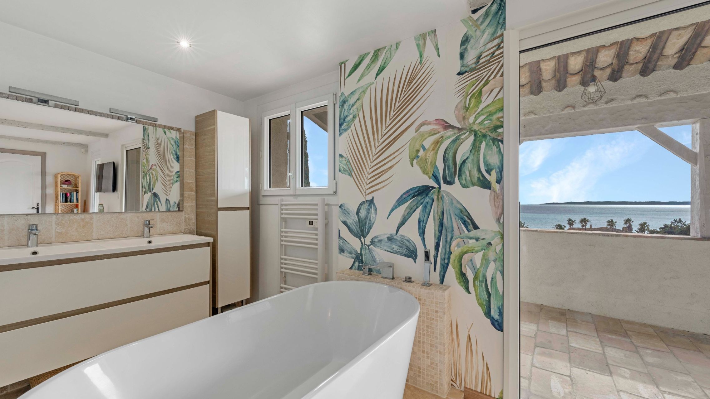 villa 10 Rooms for sale on LES ISSAMBRES (83380)