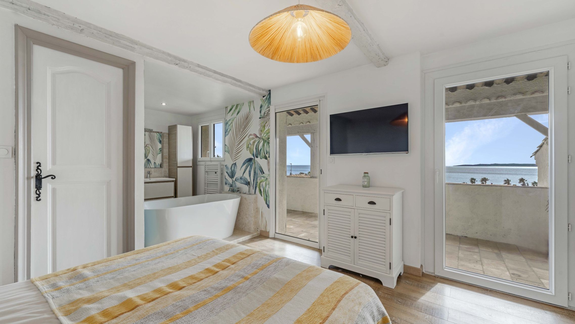 villa 10 Rooms for sale on LES ISSAMBRES (83380)