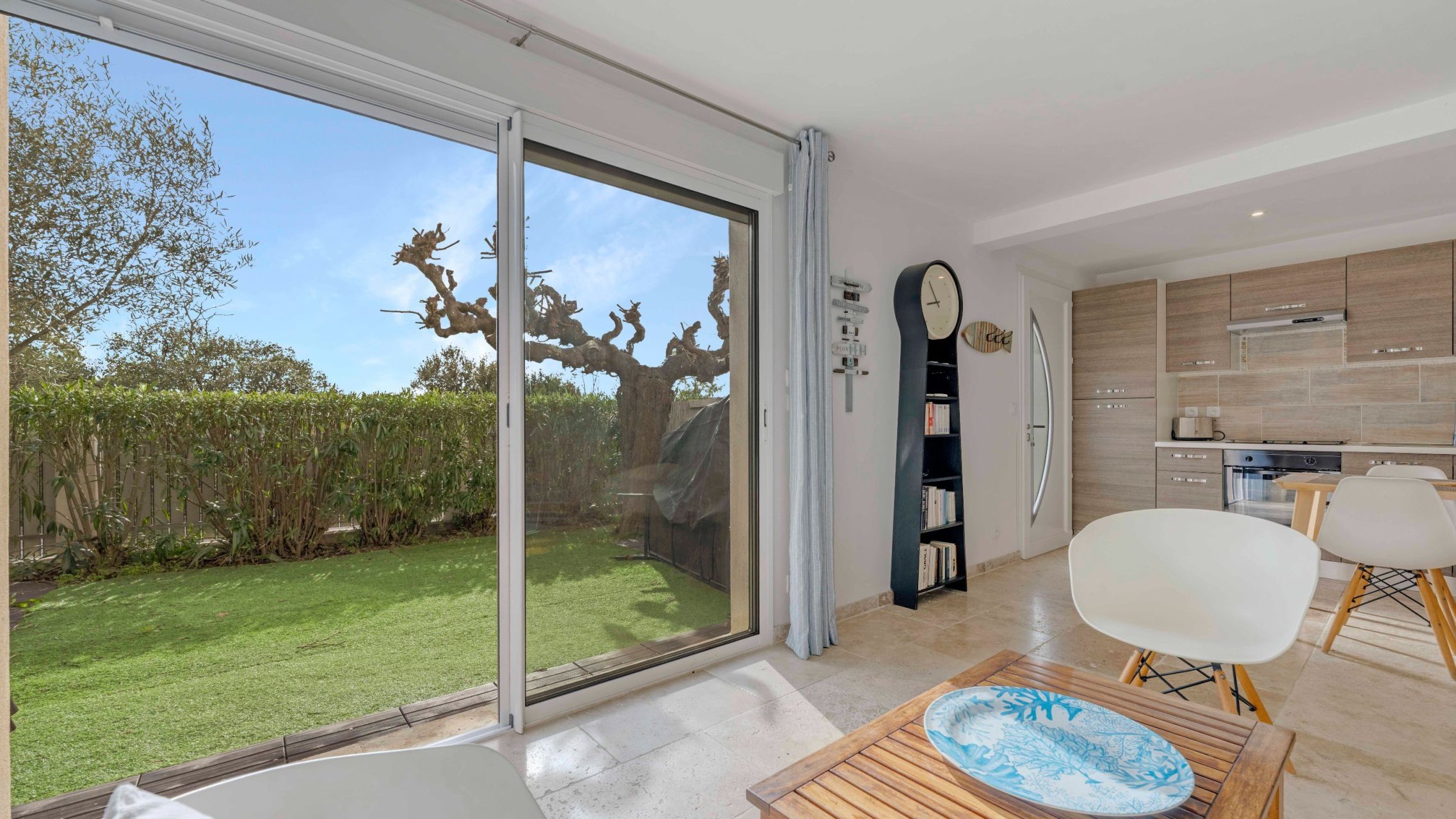 villa 10 Rooms for sale on LES ISSAMBRES (83380)