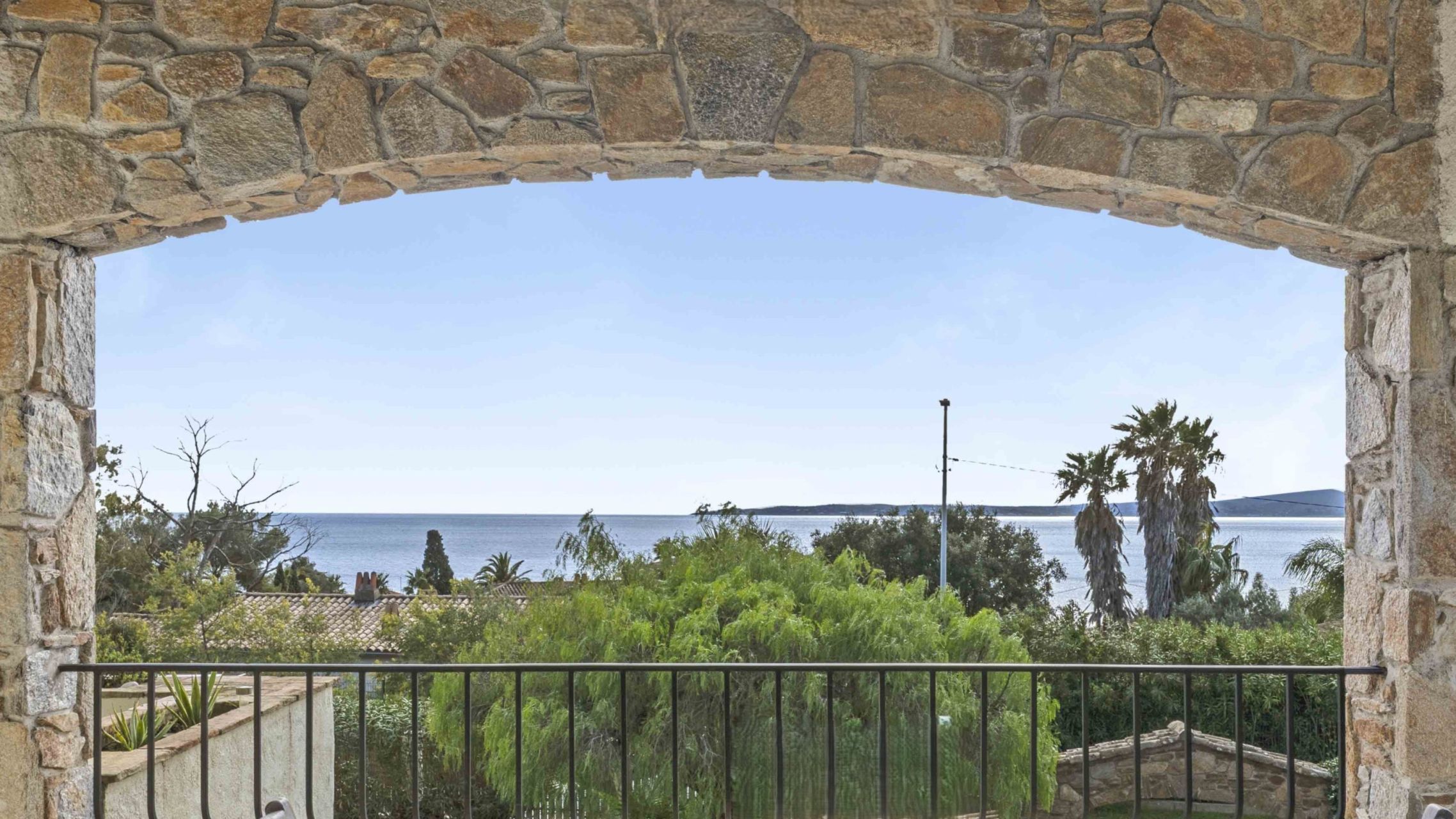 villa 10 Rooms for sale on LES ISSAMBRES (83380)