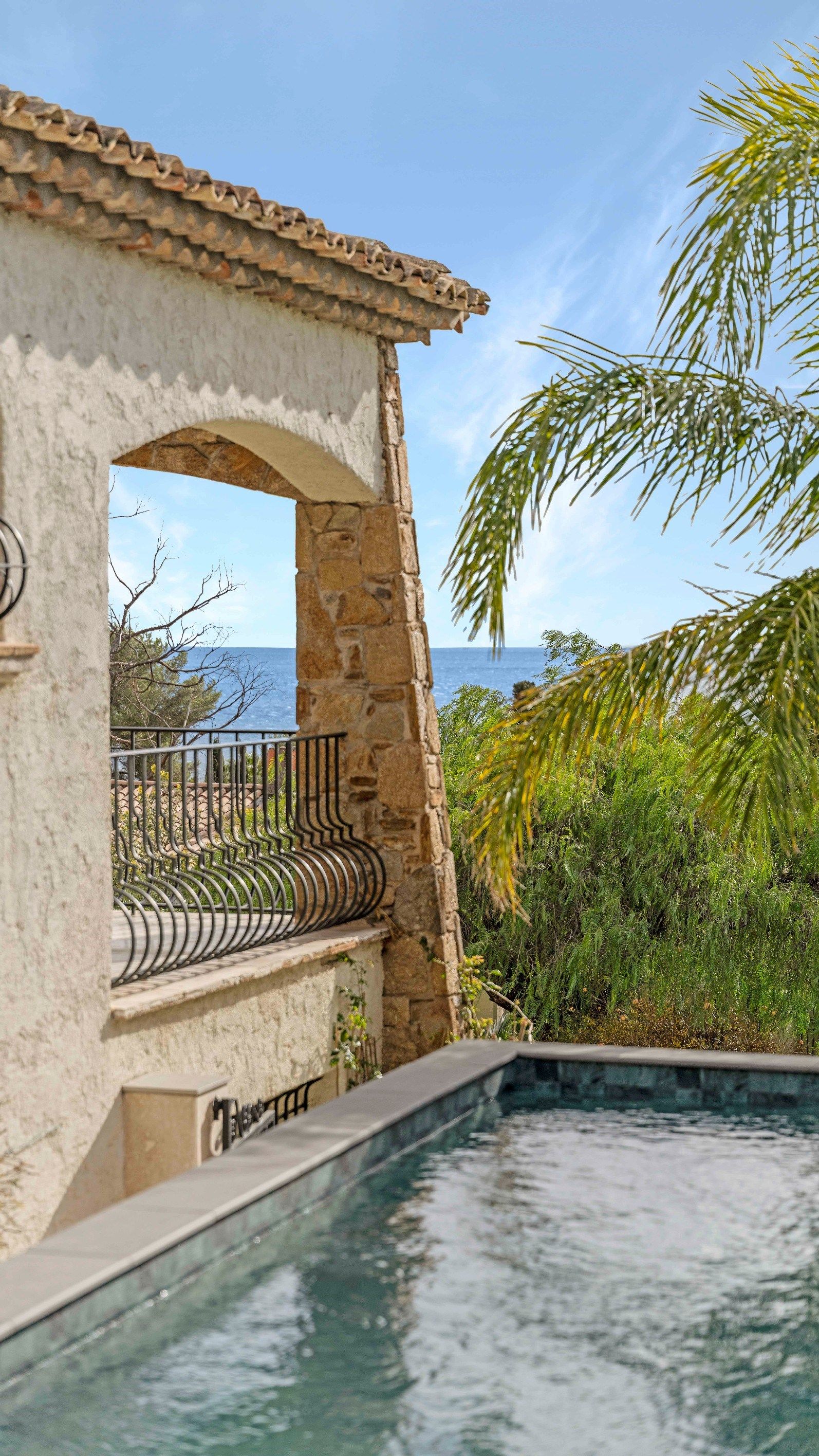 villa 10 Rooms for sale on LES ISSAMBRES (83380)