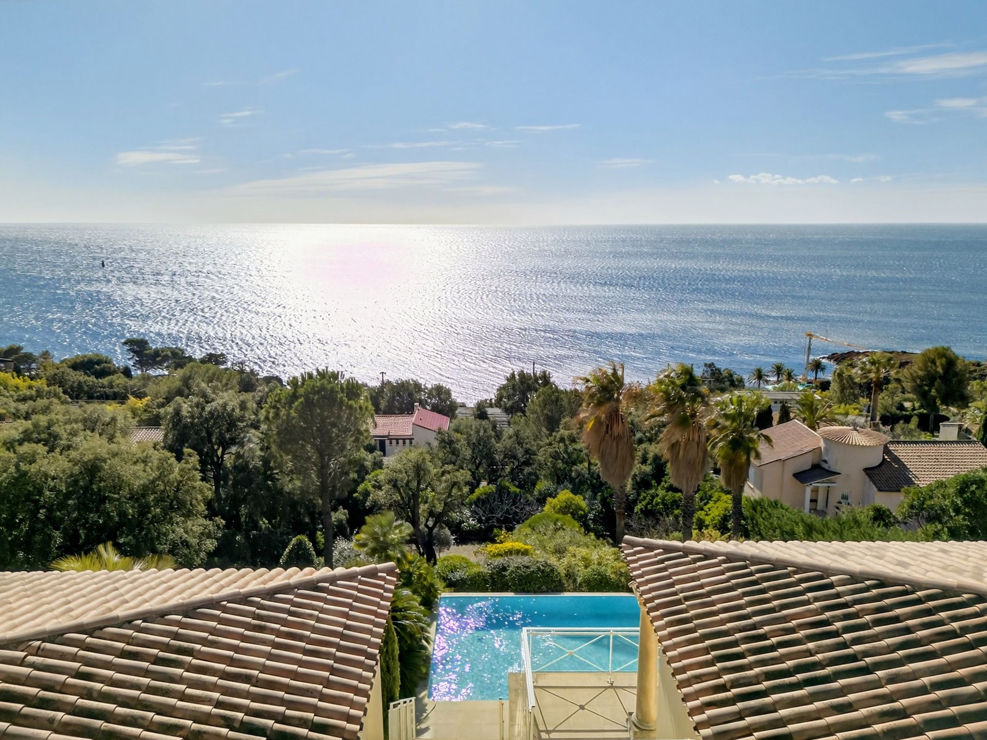 villa 7 Rooms for sale on ANTHEOR (83530)