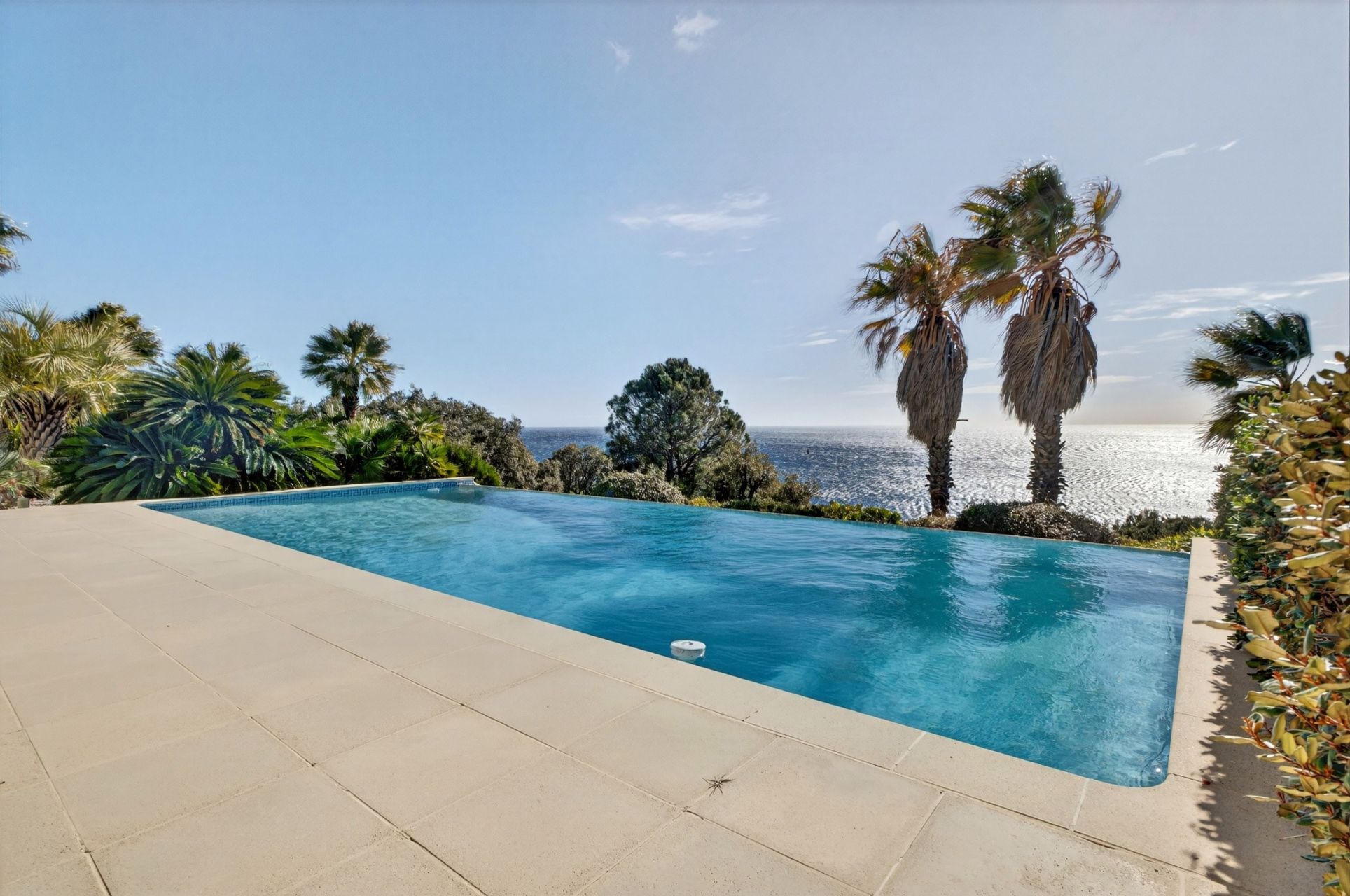 villa 7 Rooms for sale on ANTHEOR (83530)