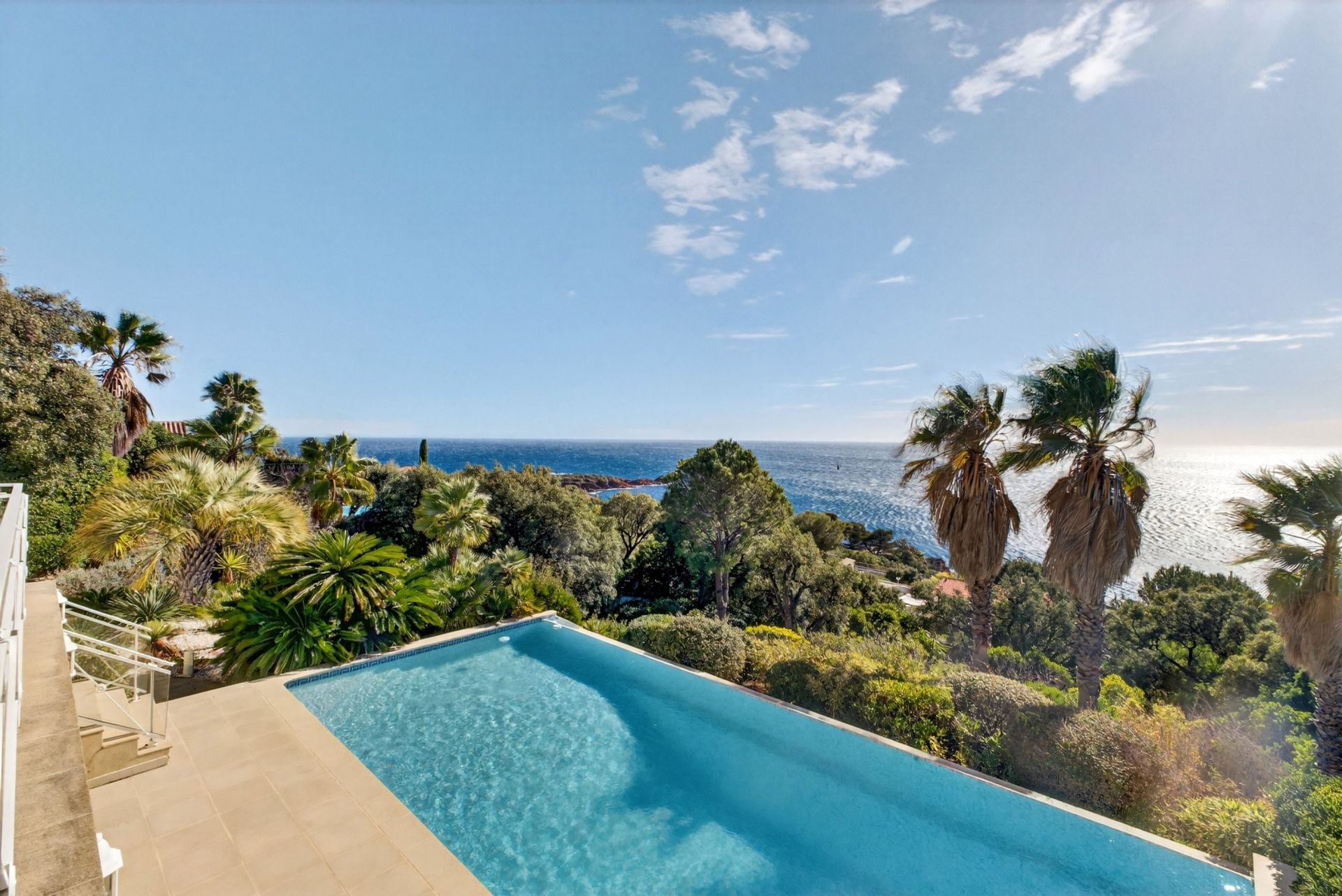 villa 7 Rooms for sale on ANTHEOR (83530)