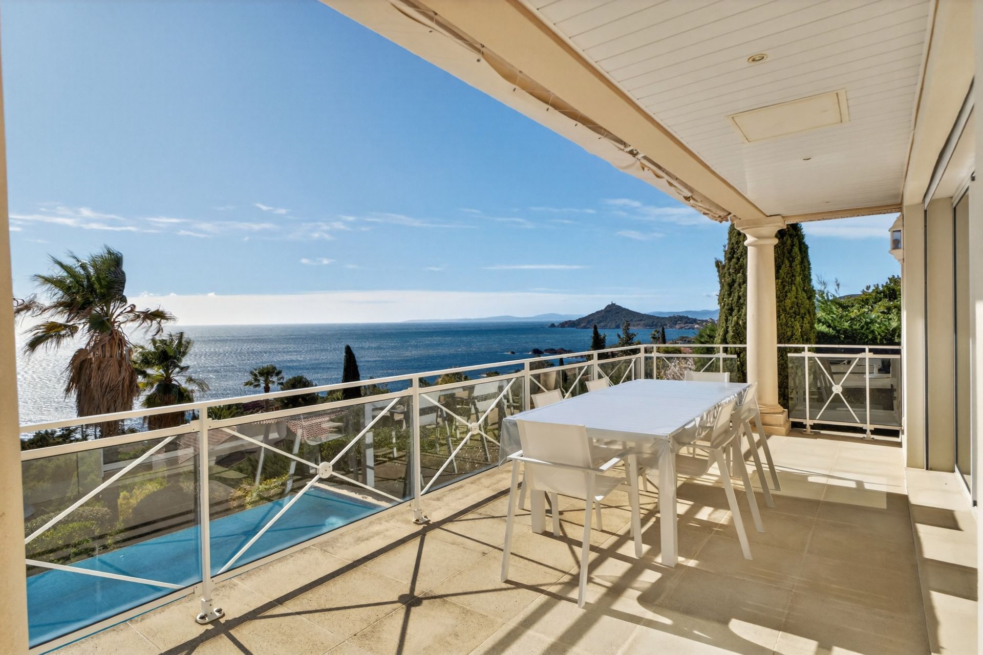 villa 7 Rooms for sale on ANTHEOR (83530)