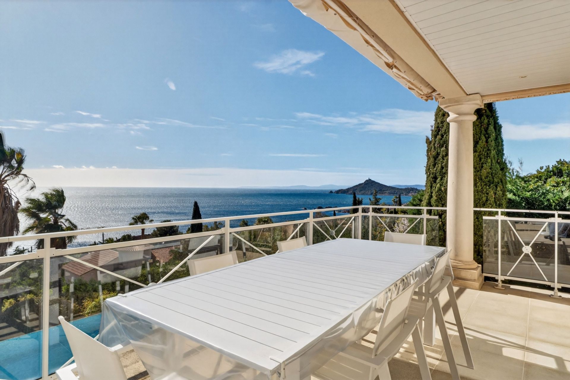 villa 7 Rooms for sale on ANTHEOR (83530)