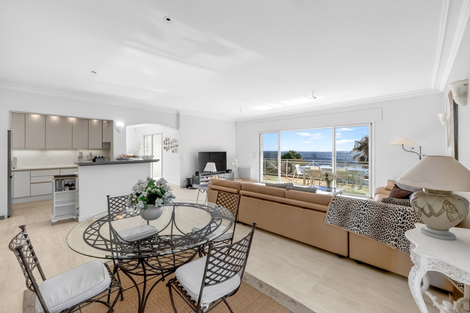 villa 7 Rooms for sale on ANTHEOR (83530)