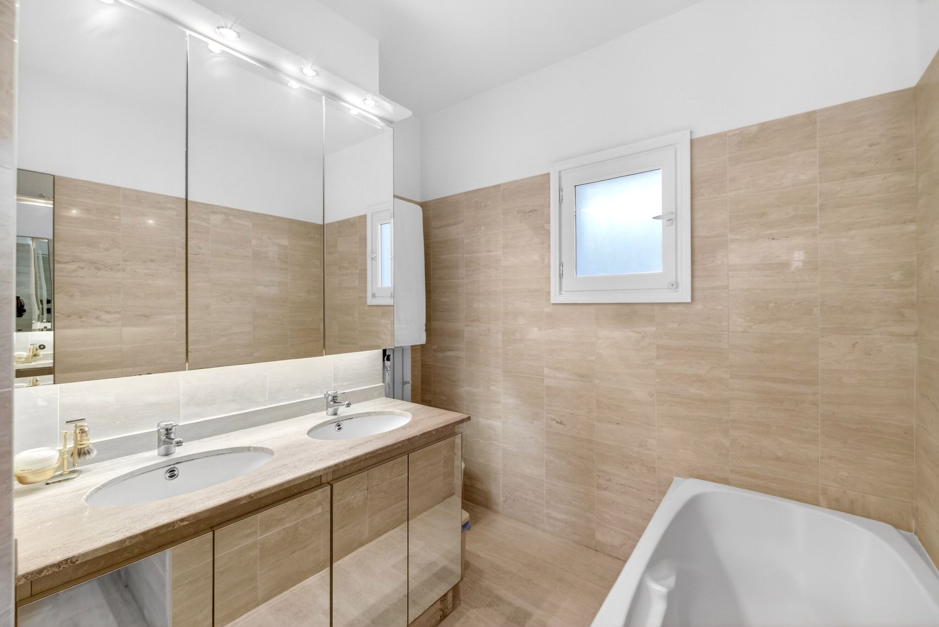 villa 7 Rooms for sale on ANTHEOR (83530)