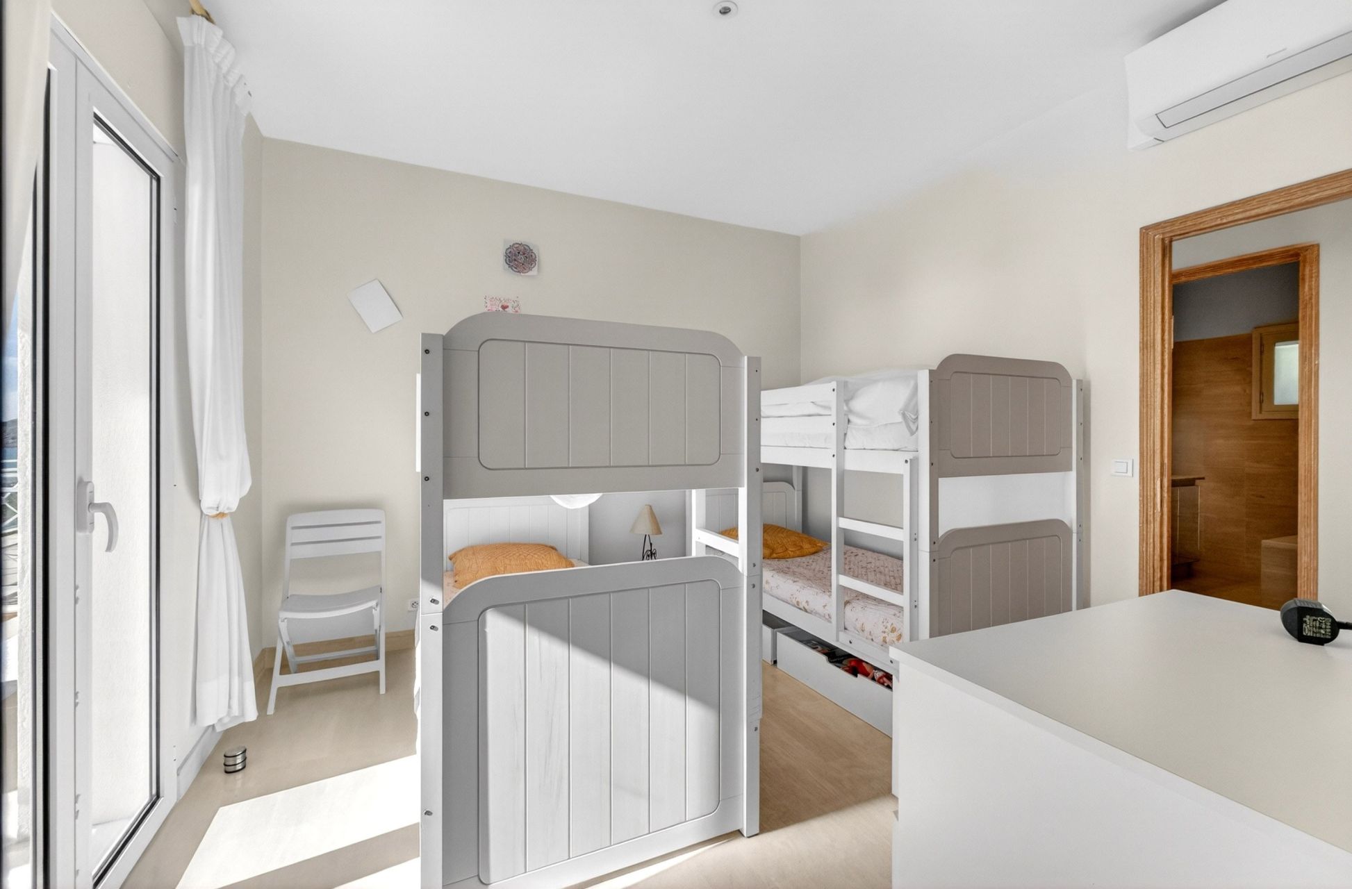 villa 7 Rooms for sale on ANTHEOR (83530)