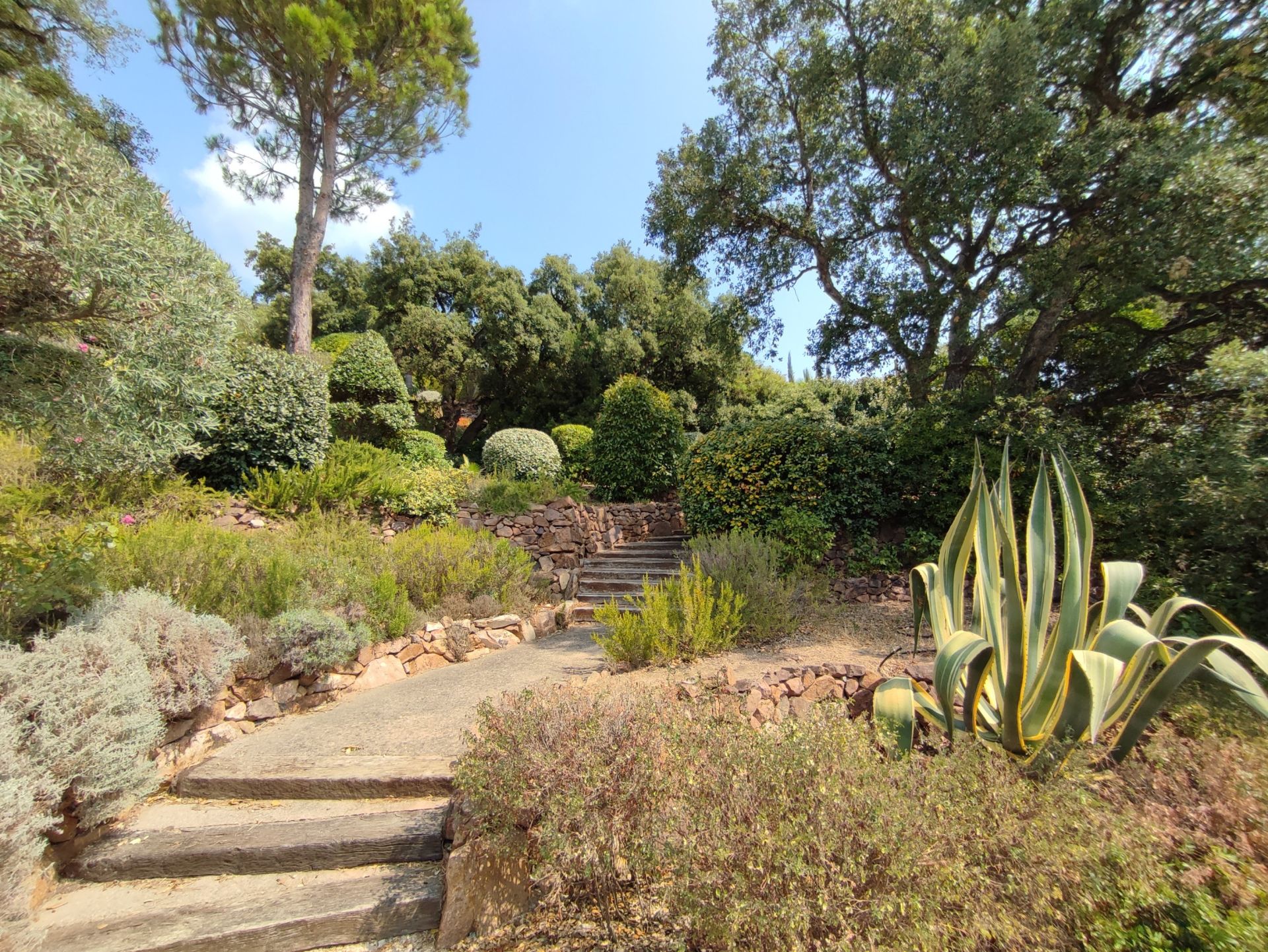 villa 7 Rooms for sale on ANTHEOR (83530)