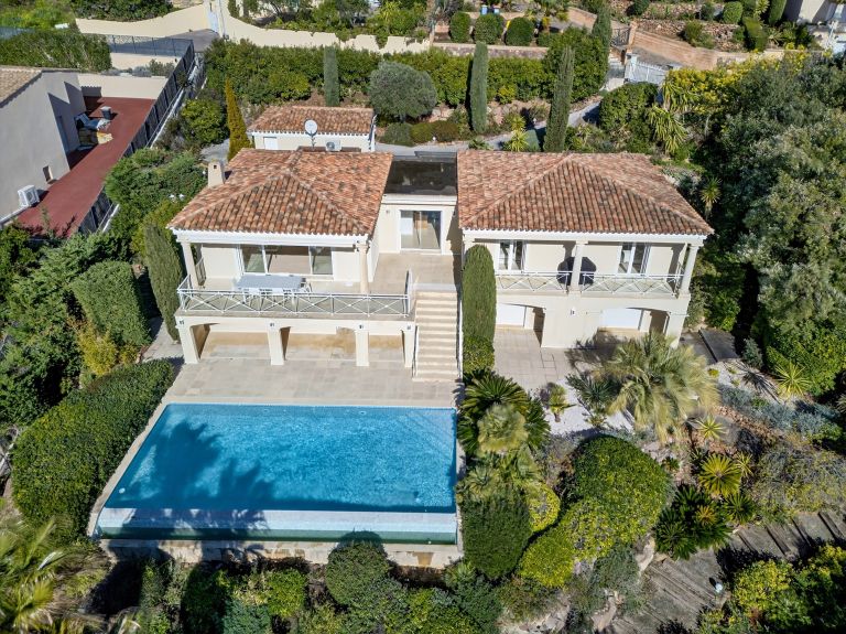 villa 7 Rooms for sale on ANTHEOR (83530)