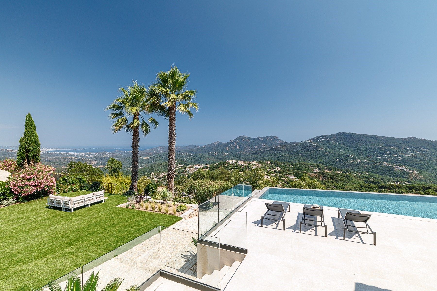 maison contemporaine 10 Pièces en vente sur MANDELIEU LA NAPOULE (06210)