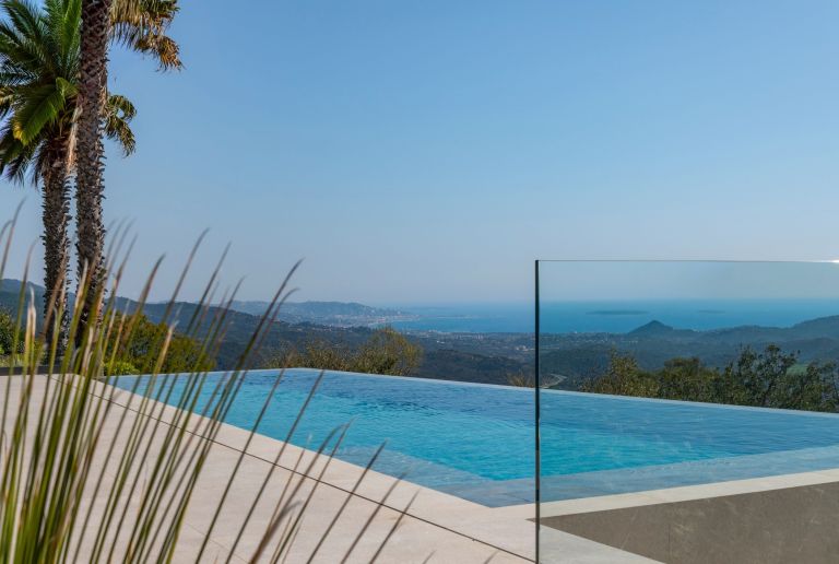 maison contemporaine 10 Pièces en vente sur MANDELIEU LA NAPOULE (06210)