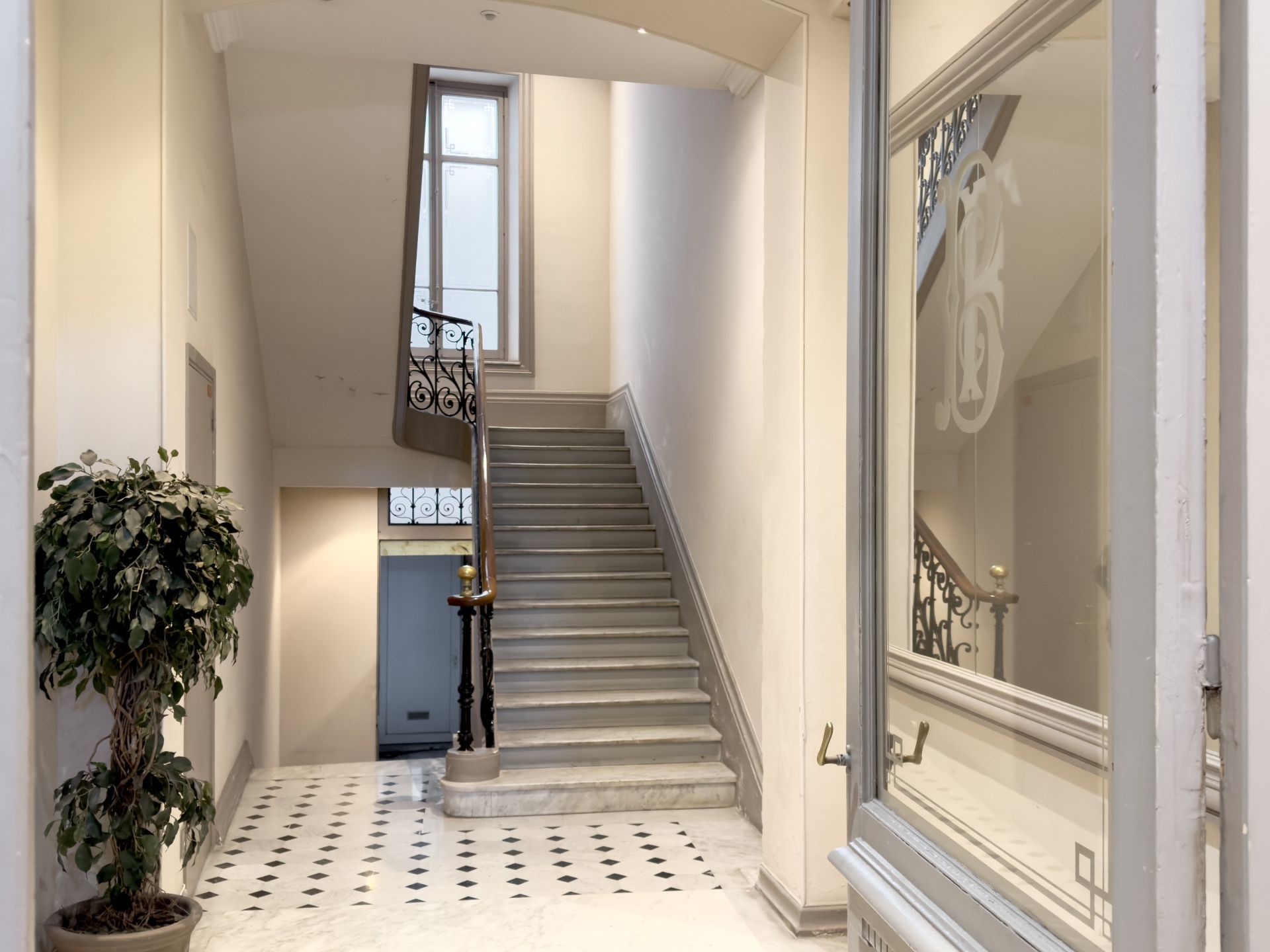 apartment 5 Rooms for sale on CANNES (06400)