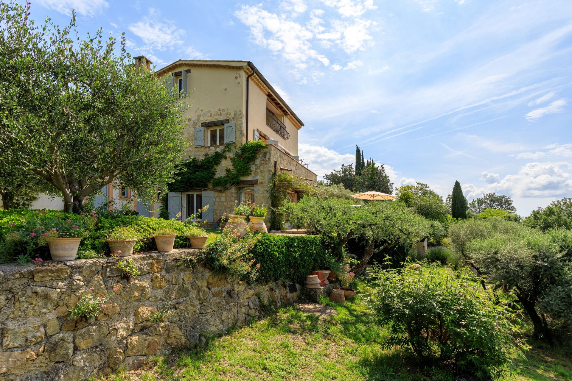villa 8 Rooms for sale on MONTAUROUX (83440)