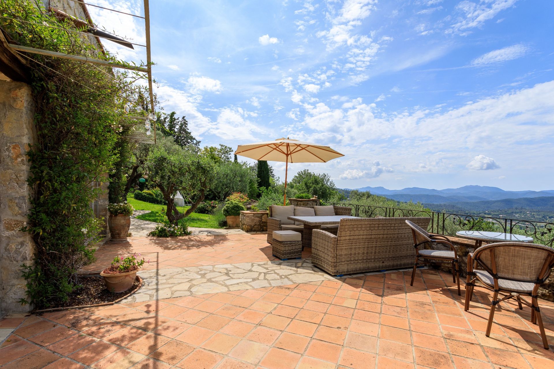 villa 8 Rooms for sale on MONTAUROUX (83440)