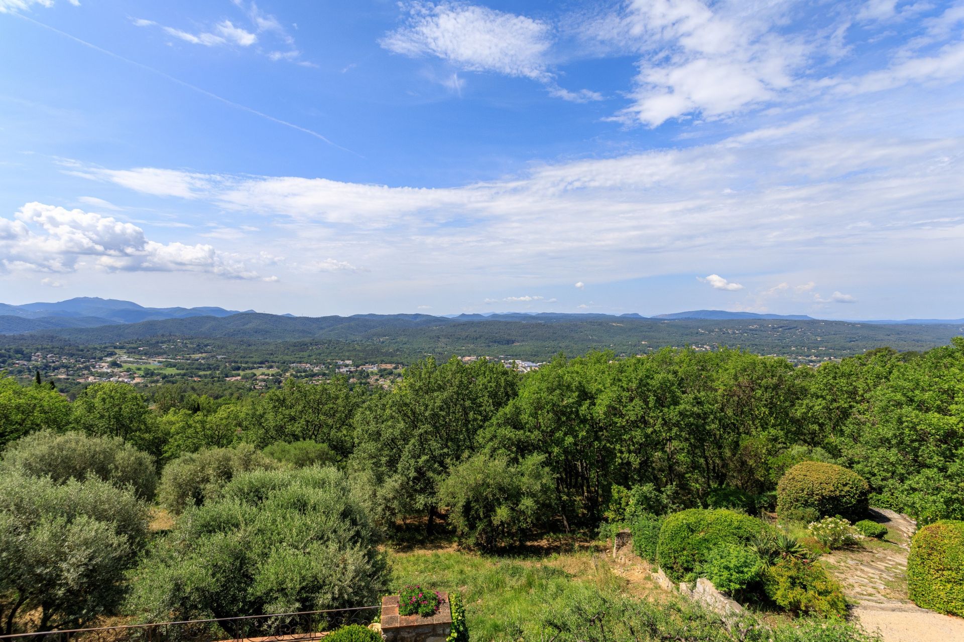 villa 8 Pièces en vente sur MONTAUROUX (83440)