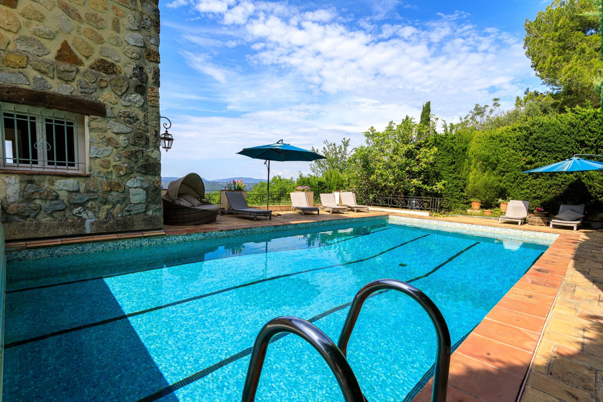 villa 8 Rooms for sale on MONTAUROUX (83440)