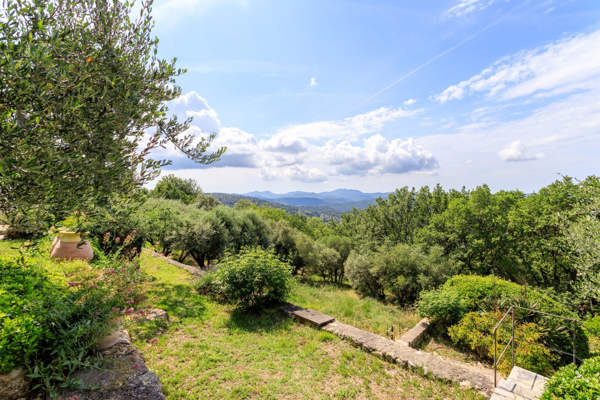 villa 8 Rooms for sale on MONTAUROUX (83440)