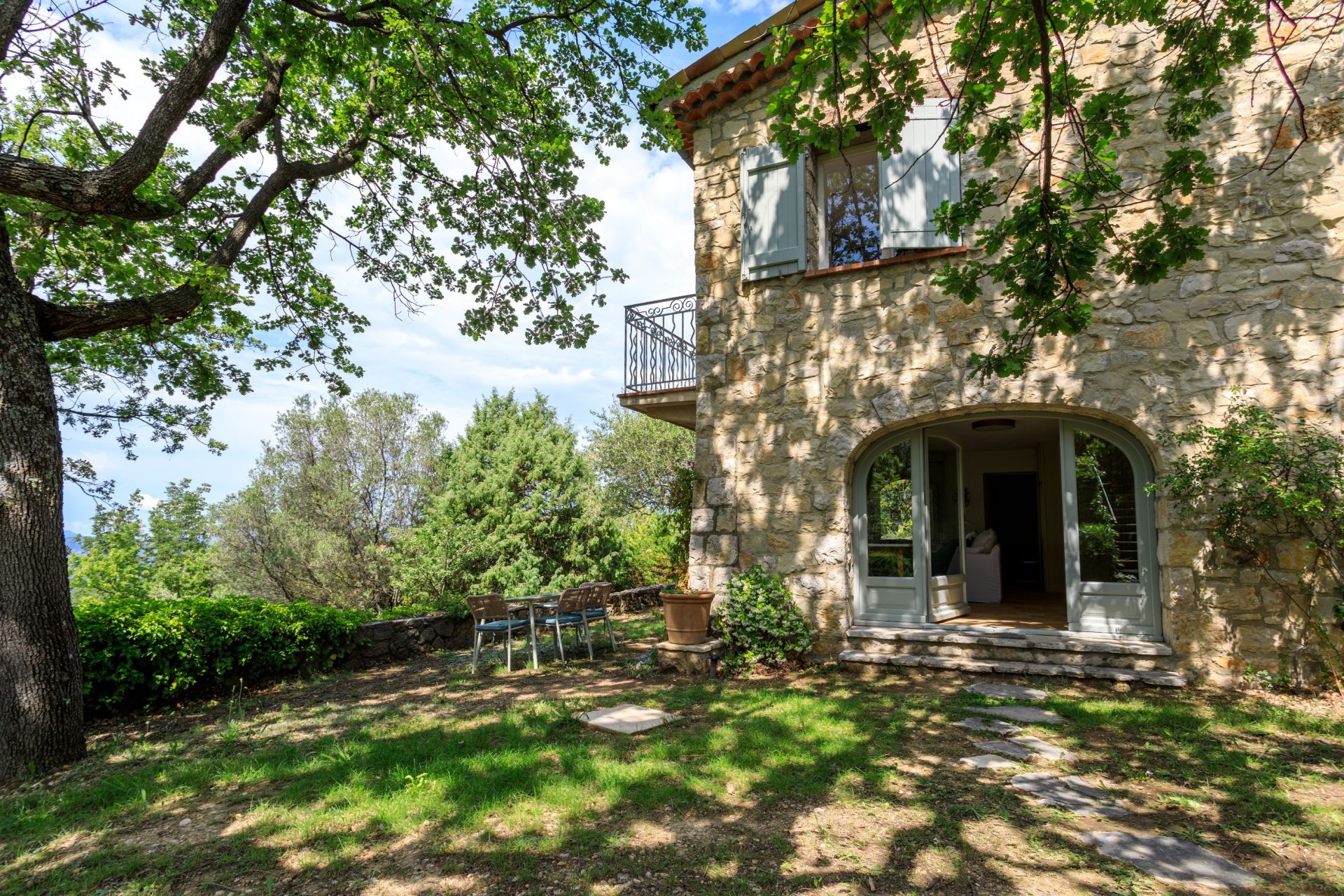 villa 8 Rooms for sale on MONTAUROUX (83440)