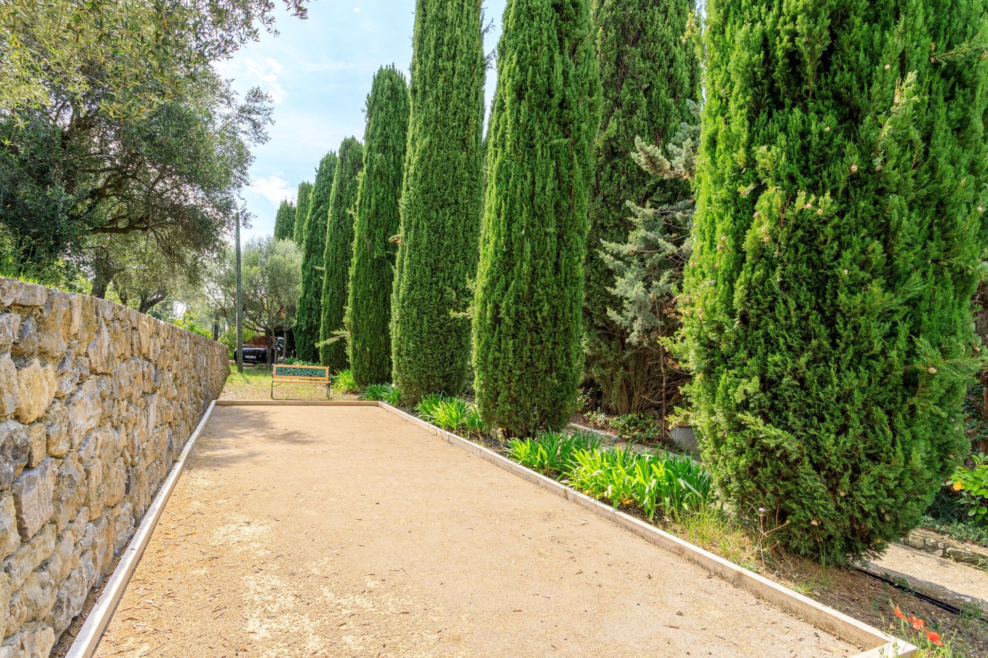 villa 8 Rooms for sale on MONTAUROUX (83440)