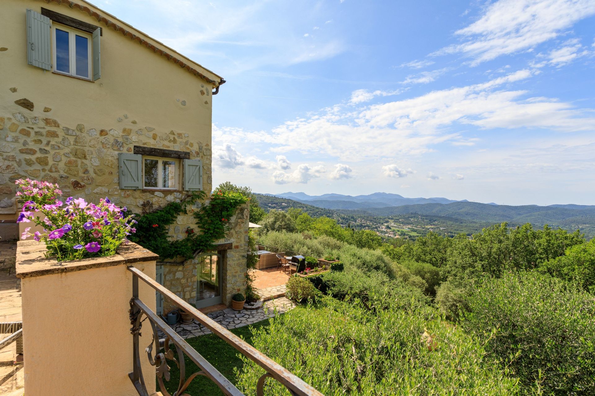 villa 8 Rooms for sale on MONTAUROUX (83440)