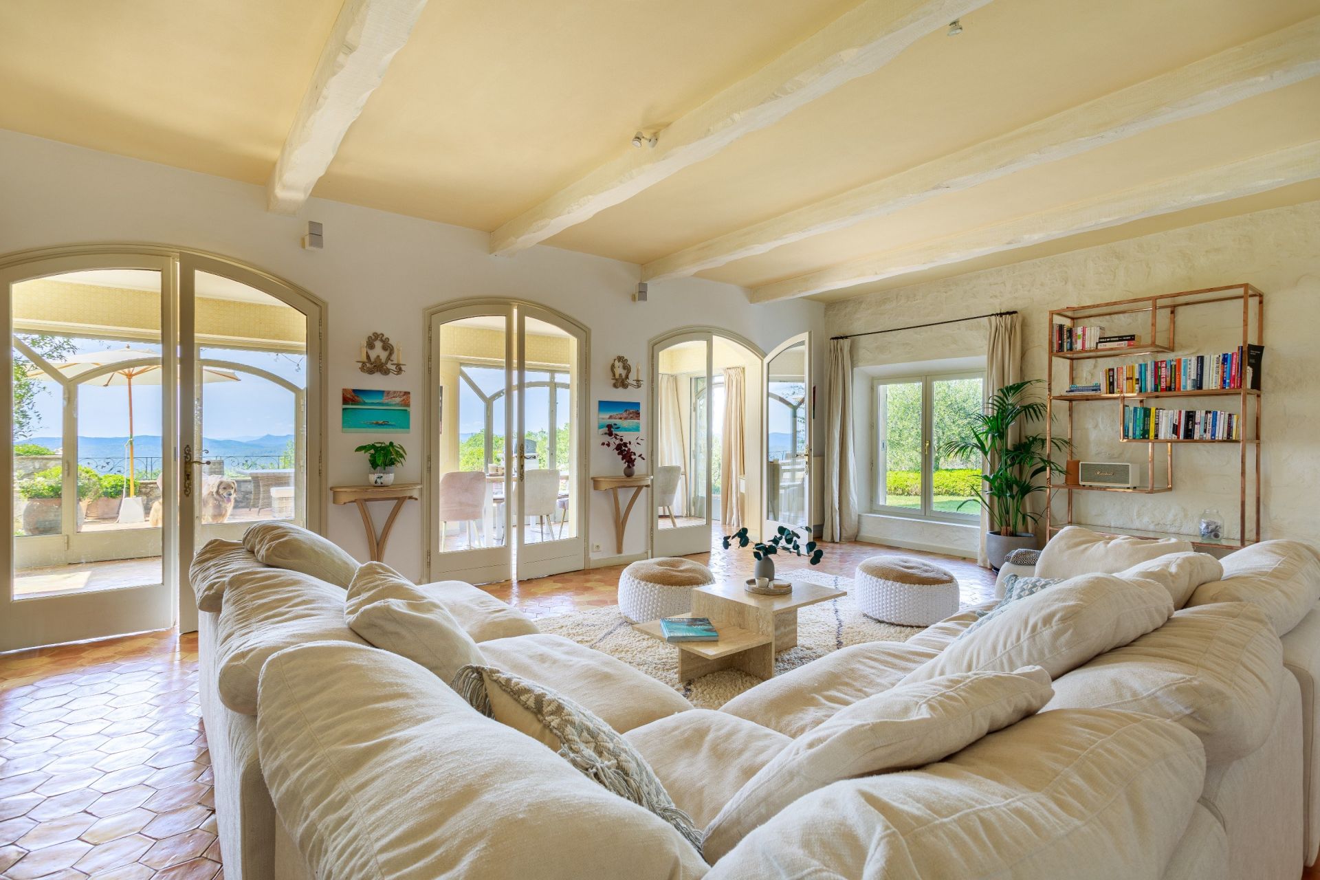 villa 8 Rooms for sale on MONTAUROUX (83440)