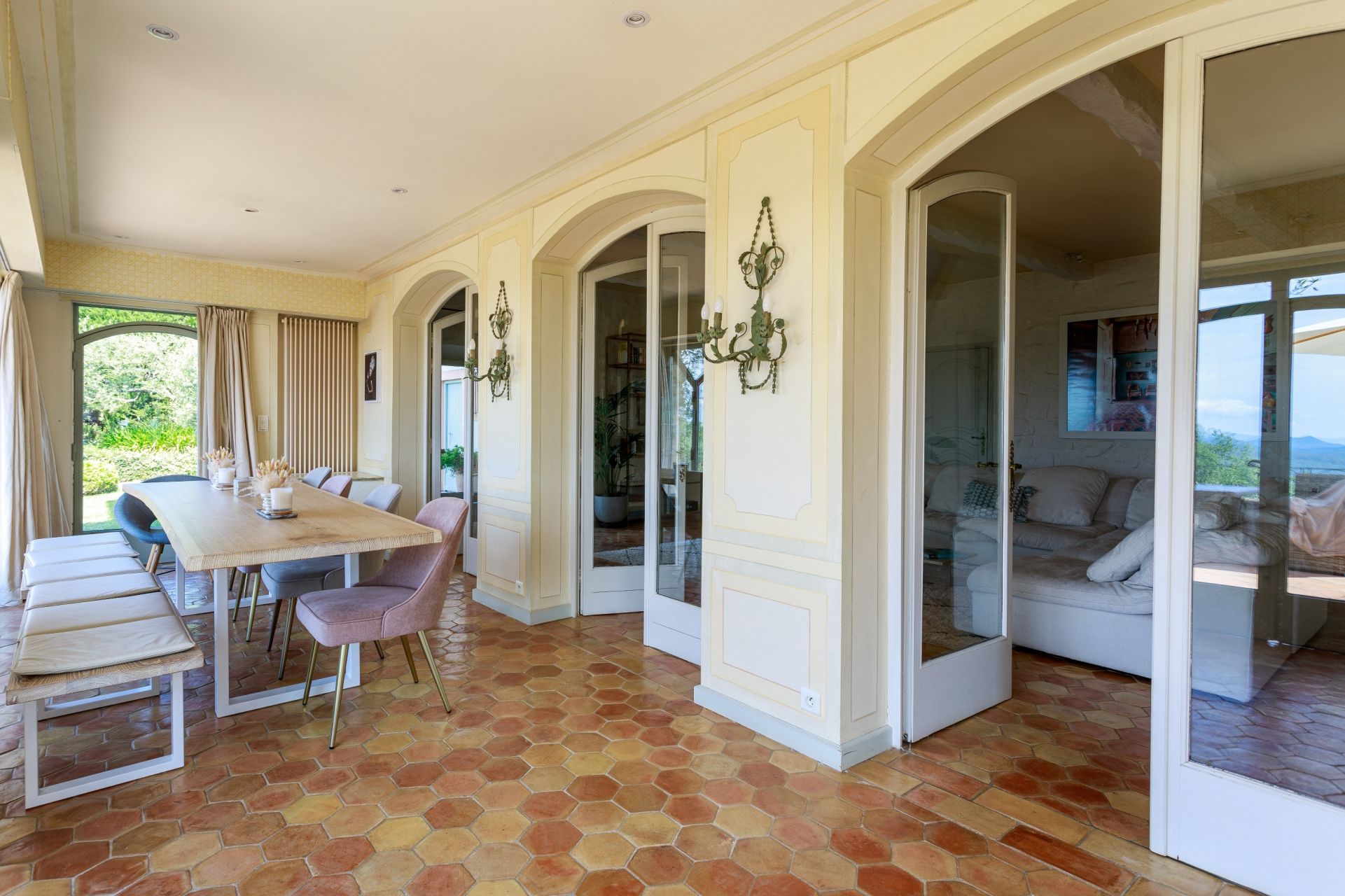 villa 8 Rooms for sale on MONTAUROUX (83440)