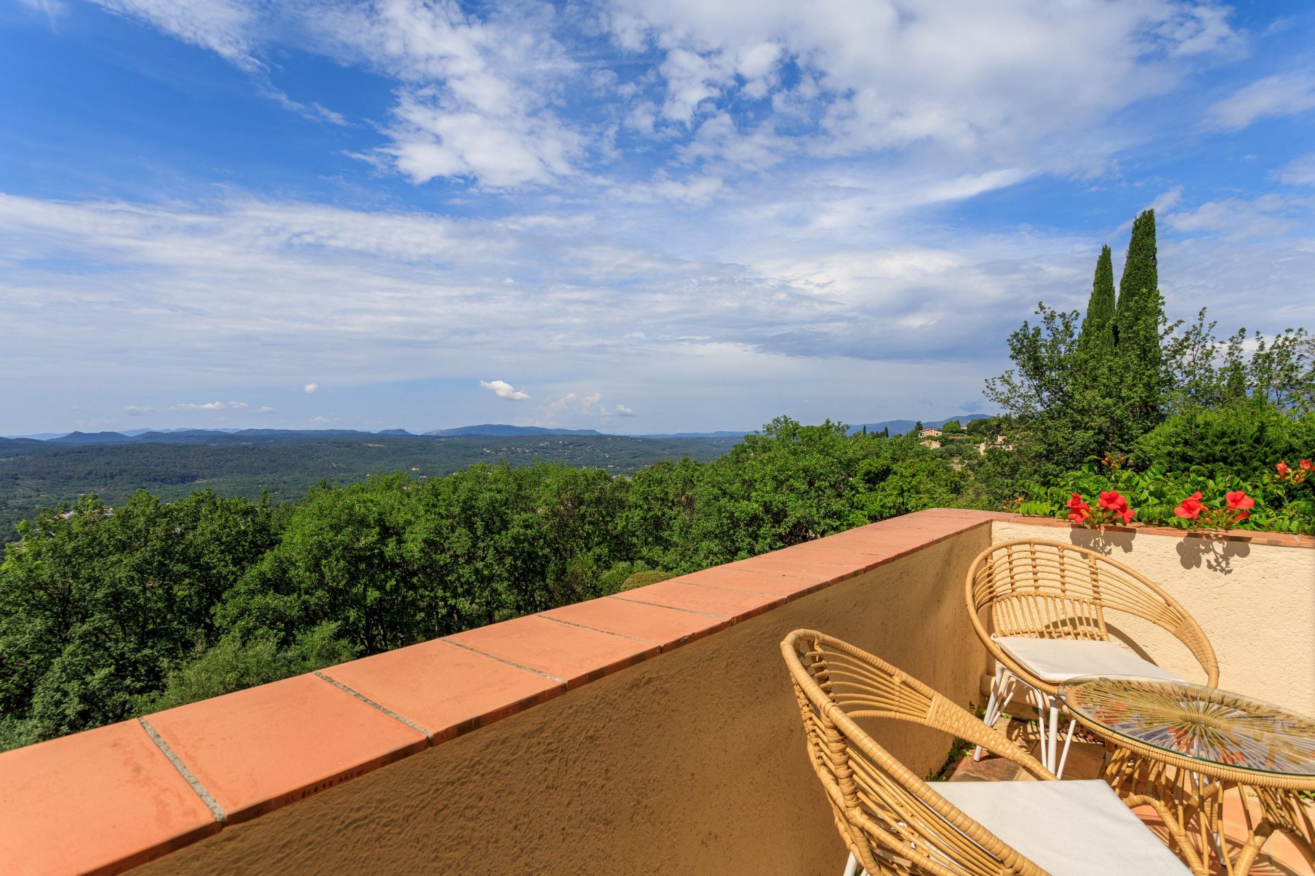 villa 8 Rooms for sale on MONTAUROUX (83440)